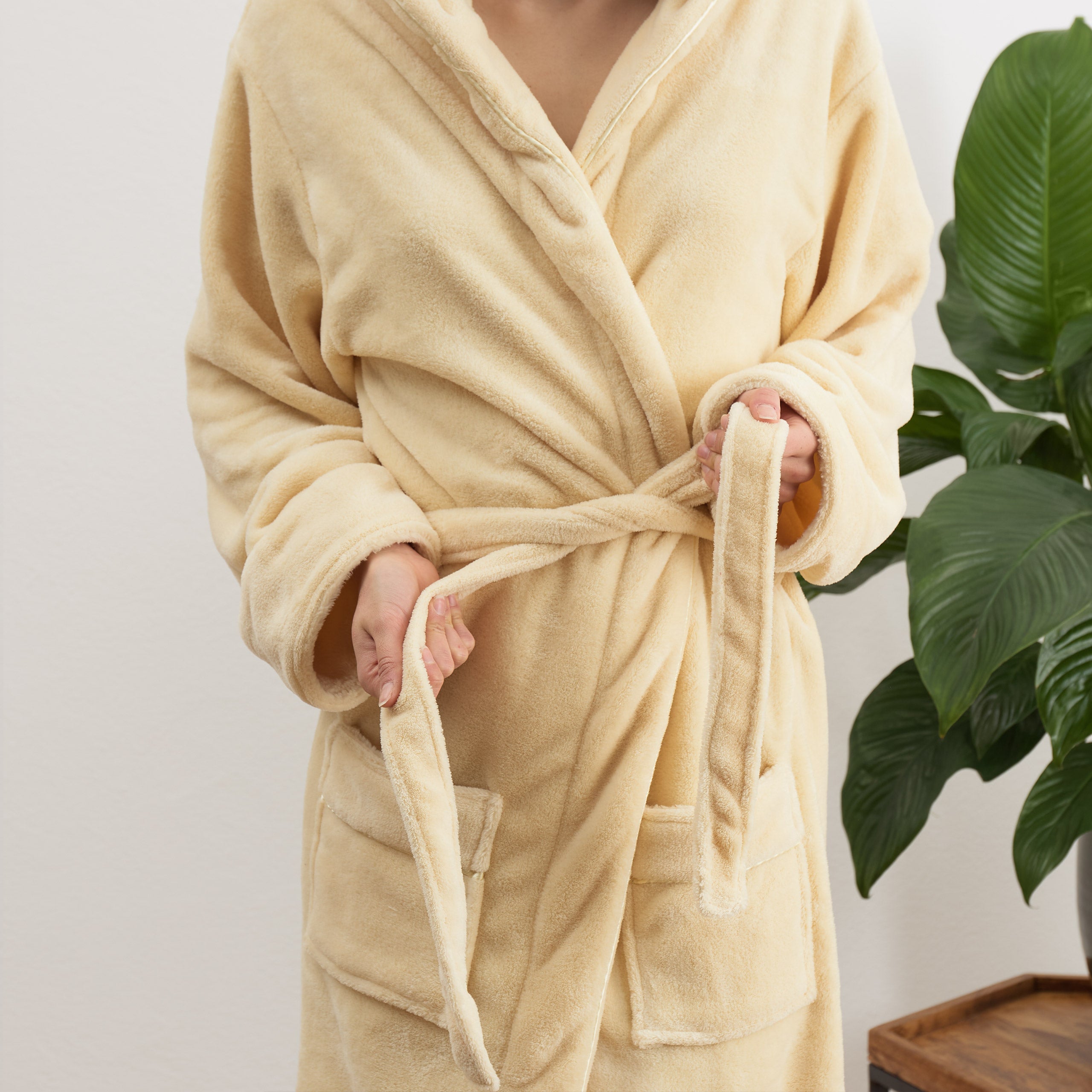 Luxury Mikrofaser Bademantel mit Kapuze für Damen und Herren in Creme, Größe S, flauschig, wärmend und schnelltrocknend.