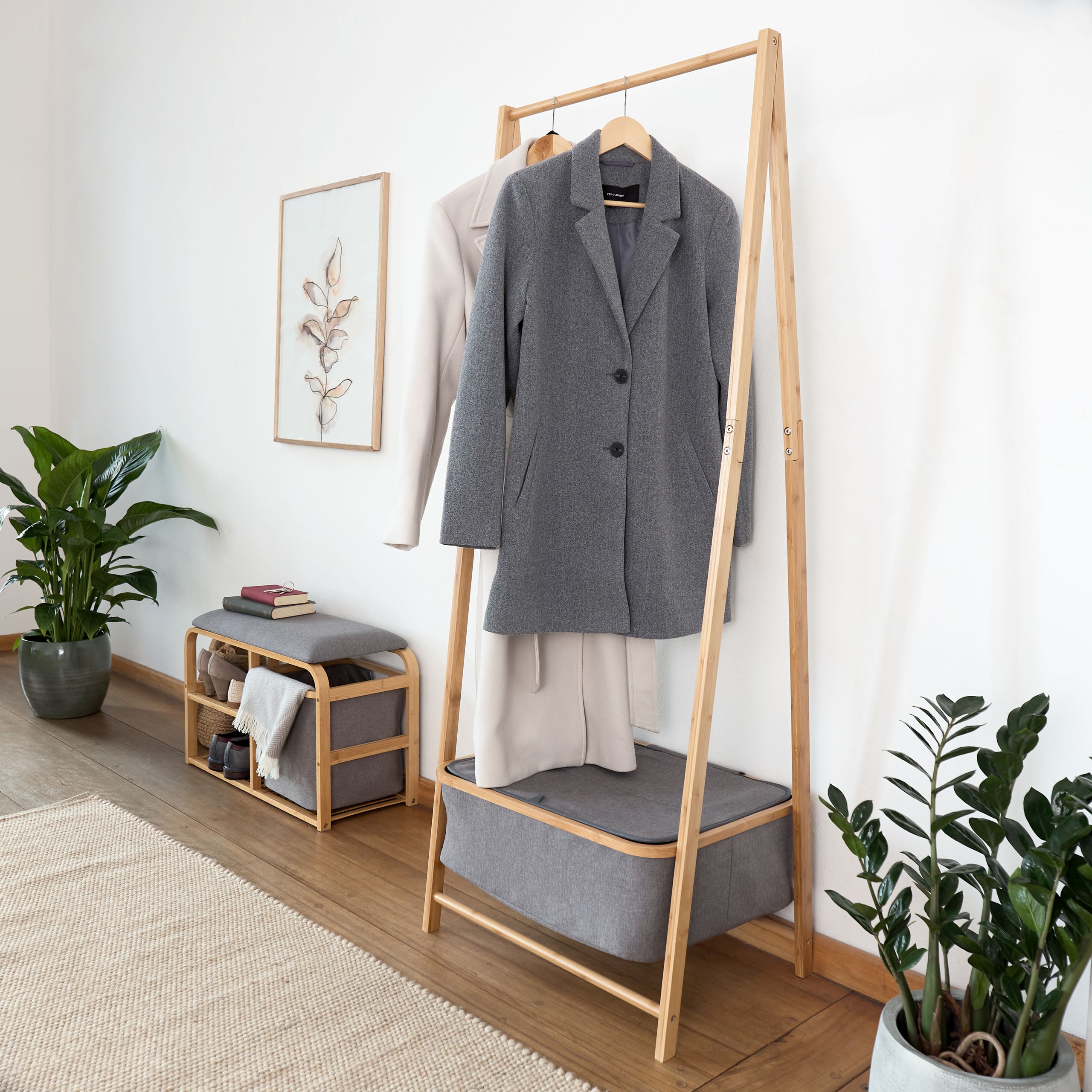 Kleiderständer aus Bambus - 159 x 60 x 45 cm in Beige von Lumaland, stabil, modern, mit Ablagefach für Kleidung und Accessoires.