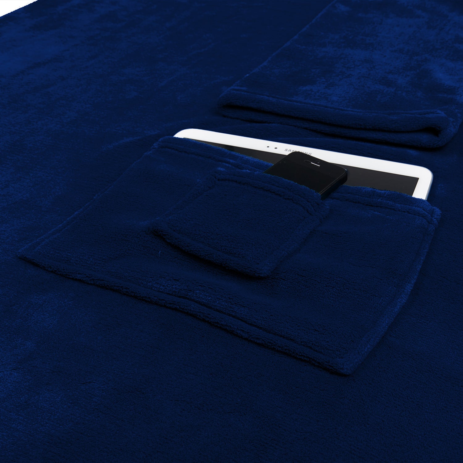 Kuscheldecke - 170x200cm - 50 cm Fußtasche - Sofadecke & Tagesdecke - Blau mit praktischer Tasche für Tablet und Smartphone.