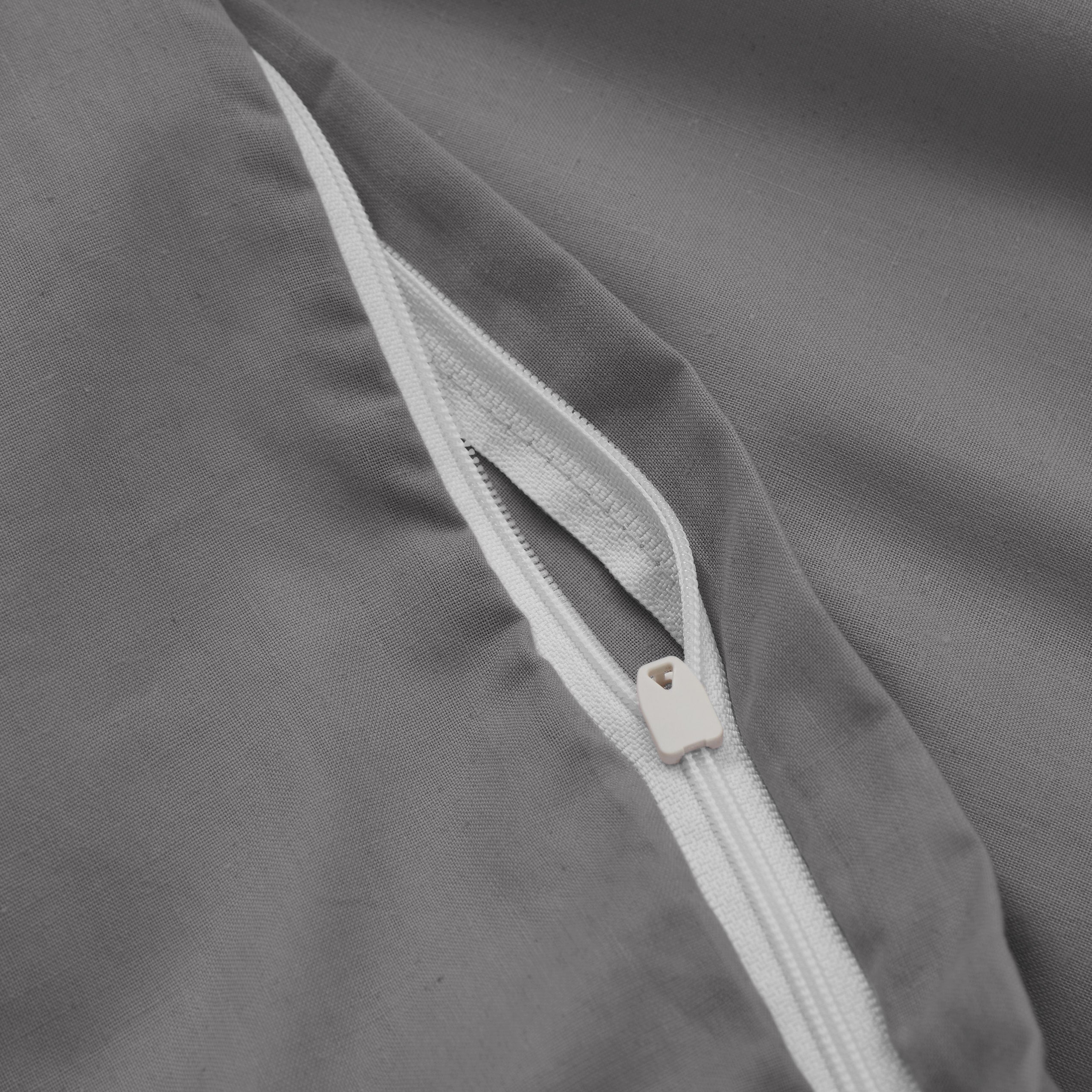 Premium Bettwäsche Everyday - Ganzjahres Bettbezug 155x200 cm & Kissenbezug 80x80 cm in Cool Grey mit YKK Reißverschluss.