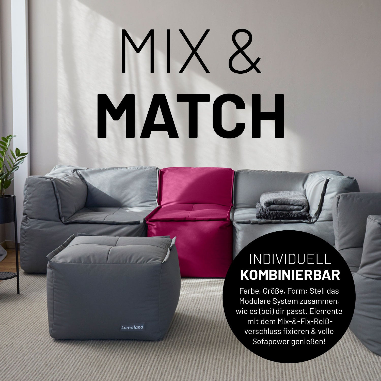 Sitzsack-Hocker (200 L) - Modulares System - indoor & outdoor - Rotwein mittig zwischen grauen Sofateilen in modernem Wohnzimmer.