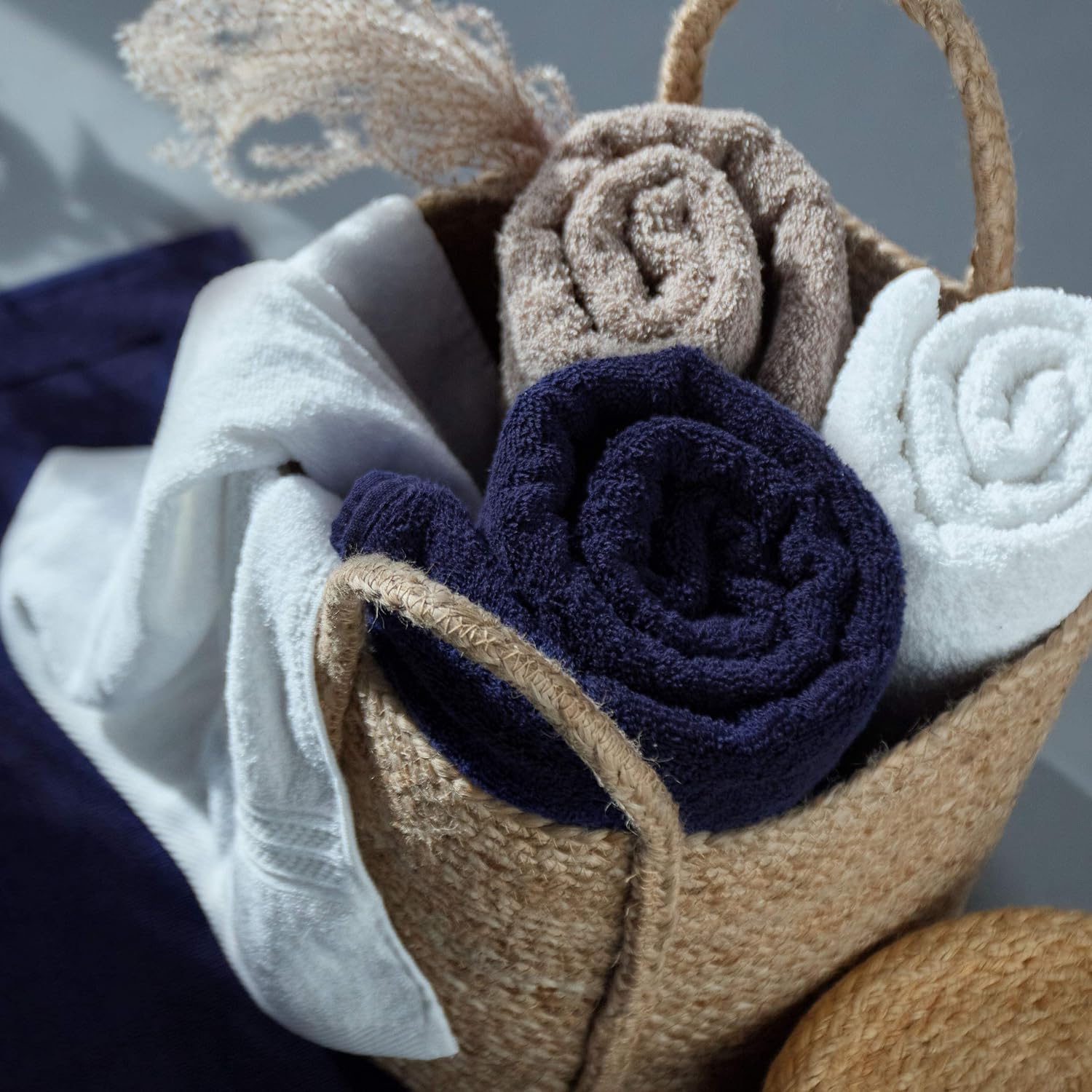 Premium Handtücher 4er-Set - 2 Handtücher 50 x 100 cm + 2 Badetücher 70 x 140 cm - Grau in natürlichem Korb arrangiert.