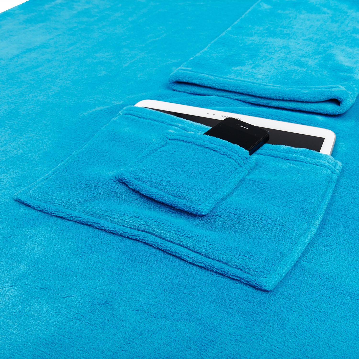 Kuscheldecke - 170 x 200 cm - 50 cm Fußtasche - Himmelblaue weiche Coral-Fleece Sofadecke mit praktischer Tasche für Tablet und Handy.