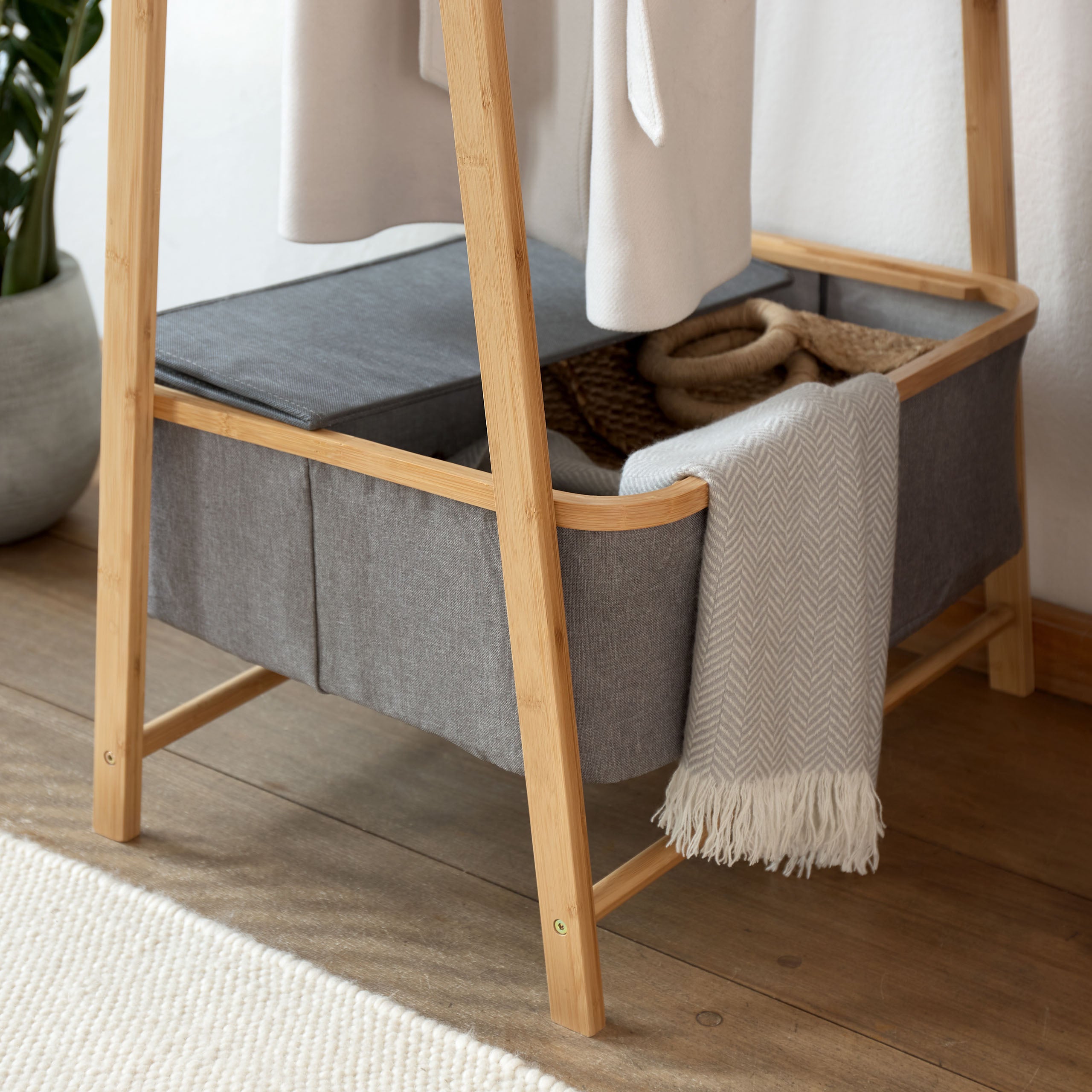 Kleiderständer aus Bambus - 159 x 60 x 45 cm - beige mit integriertem Ablagefach für Jacken und Accessoires im modernen Design von Lumaland.