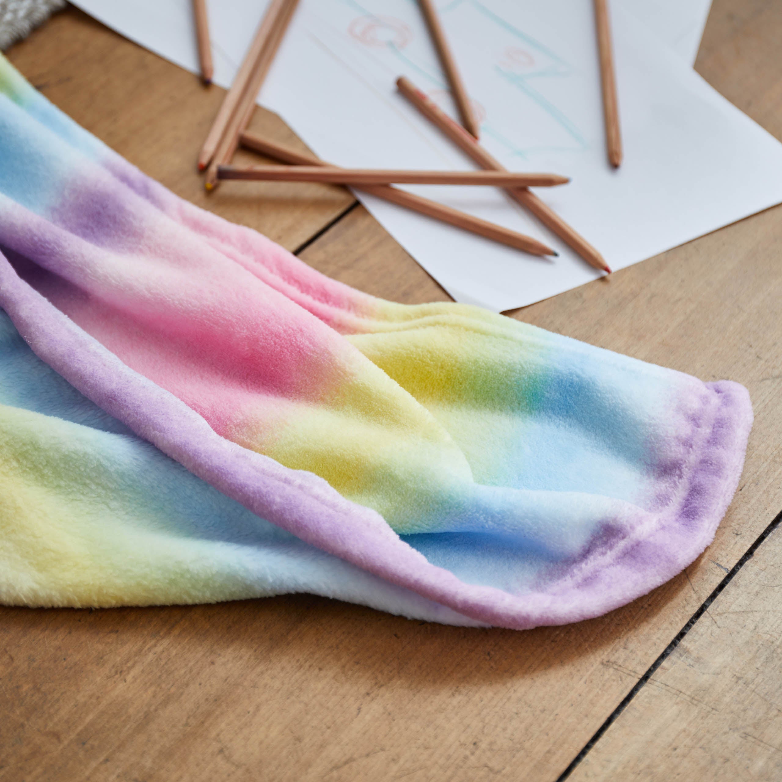 Kuscheldecke für Kinder - 75 x 100 cm - Regenbogen aus weichem Coral-Fleece, bunte und leichte Mikrofaser-Tagesdecke von Lumaland.