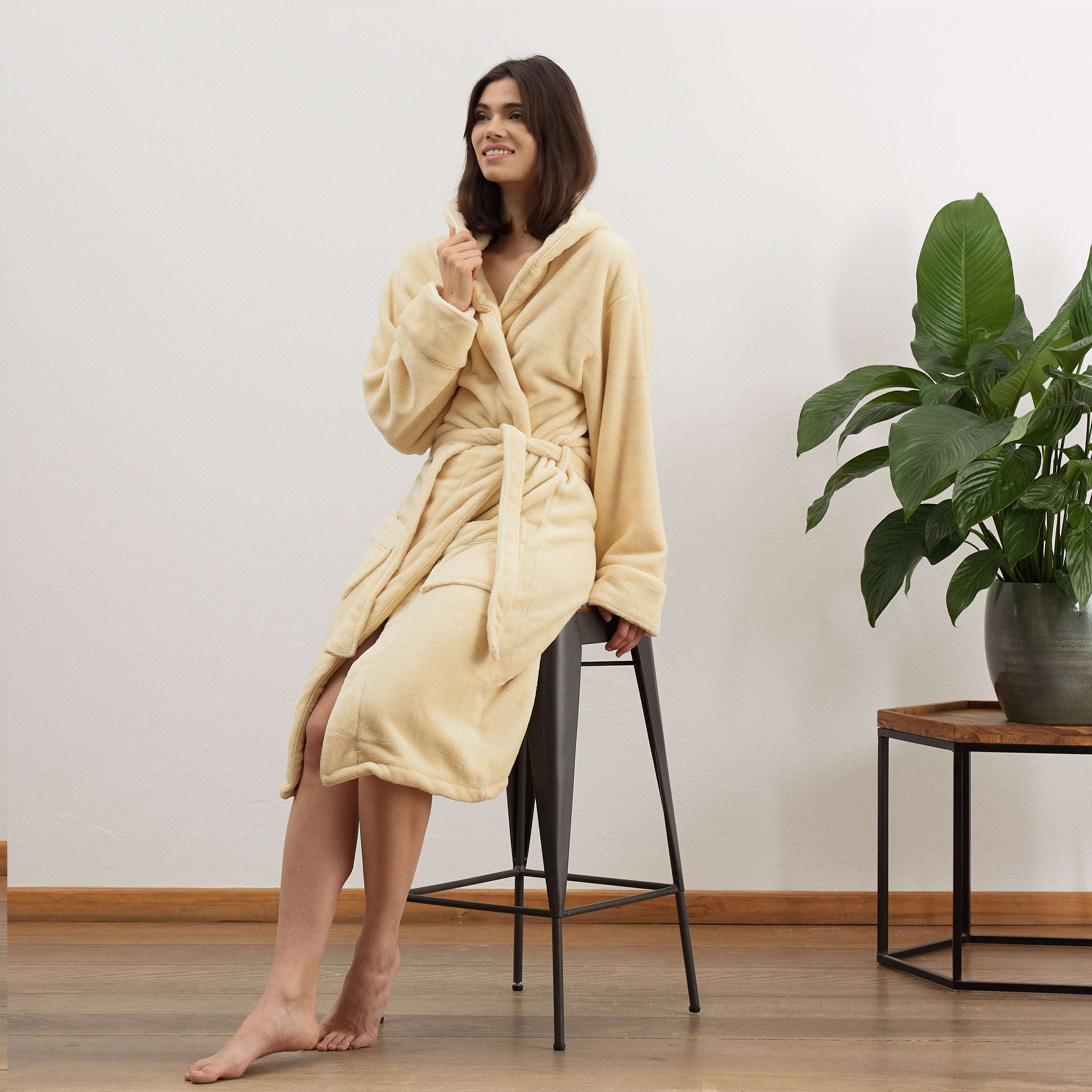 Luxury Mikrofaser Bademantel mit Kapuze für Damen und Herren - Creme - Größe S, weich, flauschig, schnell trocknend und unisex.