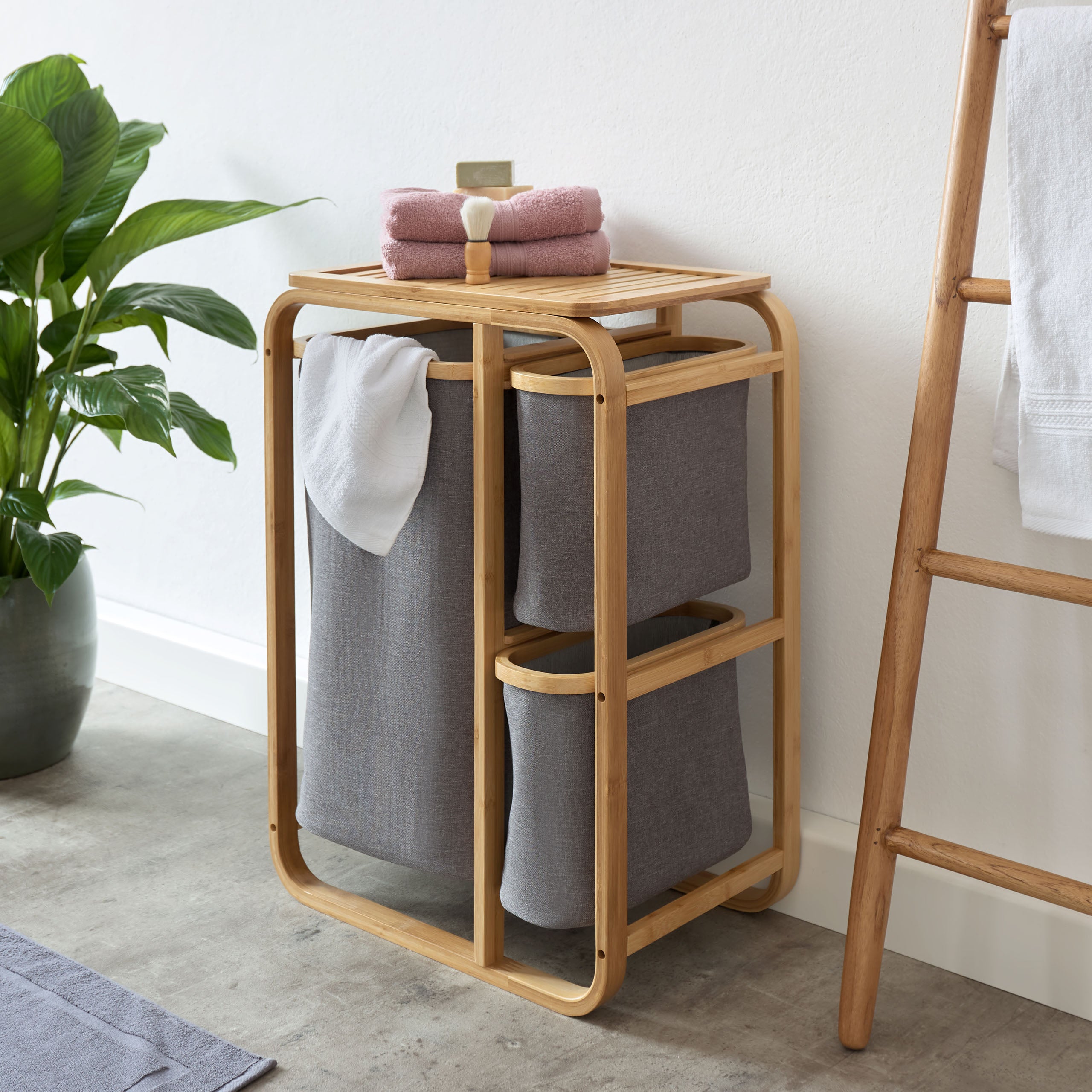 Bambus Wäschekorb - 1 XL Fach + 2 Kompaktfächer - 49,5 x 33 x 71 cm in Grau mit drei Wäschesäcken und Ablagefläche.