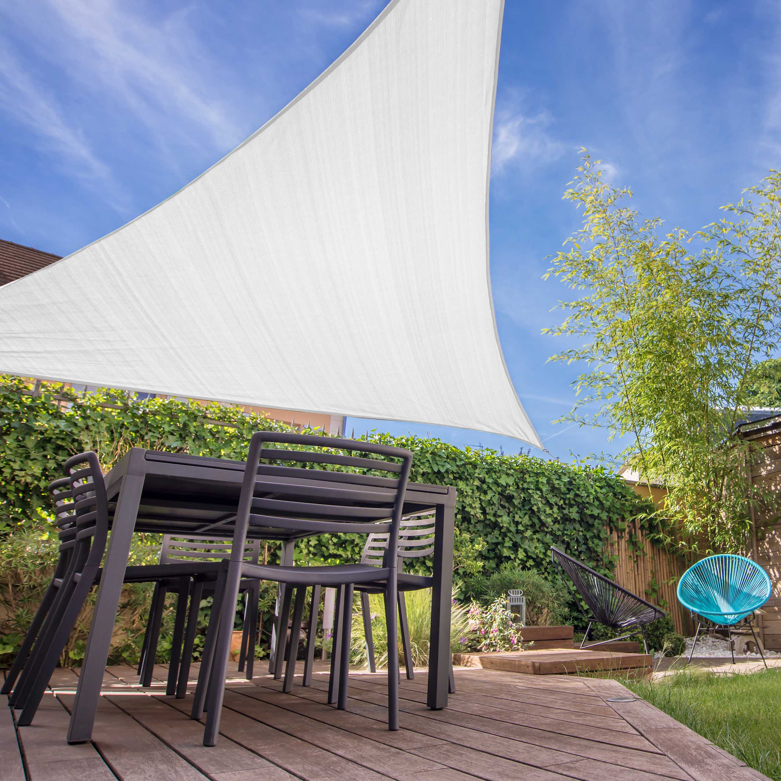 Sonnensegel 100% HDPE mit Stabilisator für UV-Schutz Dreieck 3 x 3 x 3 Meter Weiß über Terrasse mit Sitzgruppe