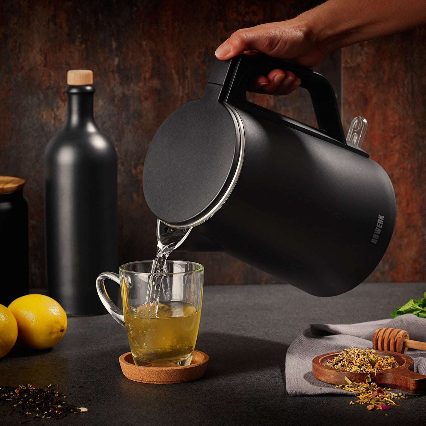 Wasserkocher in der Midnight Edition mit 1,5 Liter Fassungsvermögen, kabellos und 360° drehbar für komfortable Nutzung.