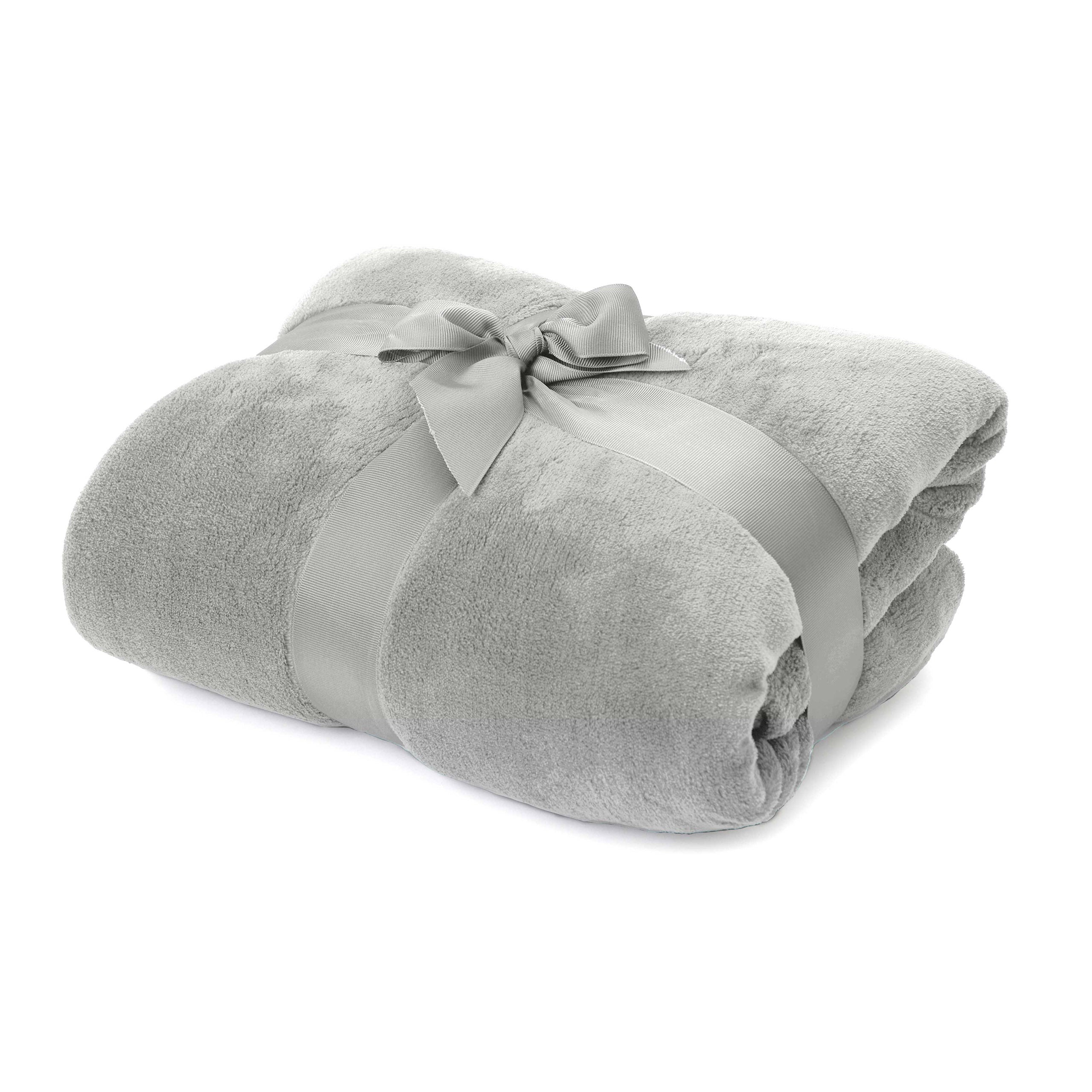 Kuscheldecke - 220x240 cm - Sofadecke & Tagesdecke - Hellgrau aus weichem Coral-Fleece, pflegeleicht und vielseitig einsetzbar.