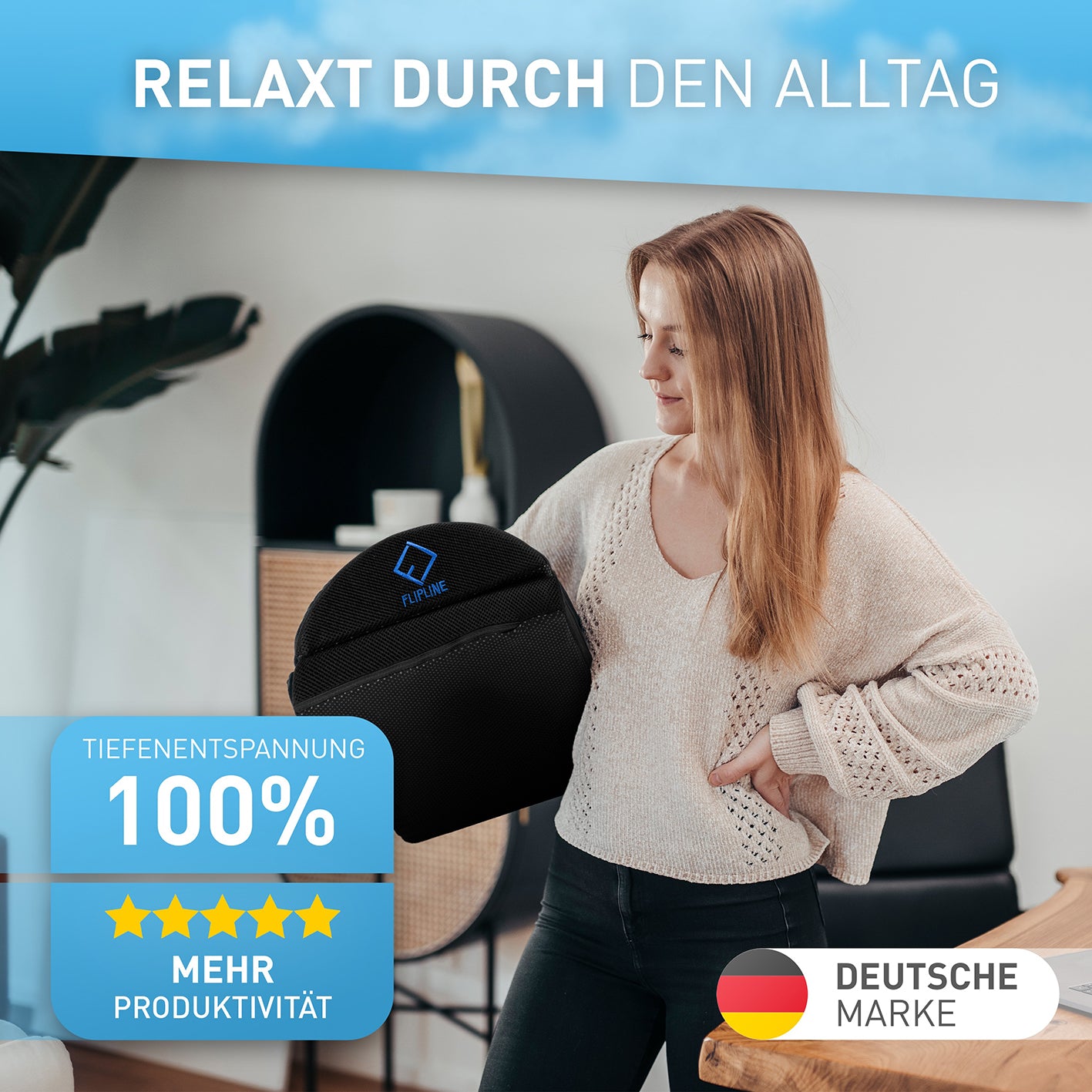 Frau hält Schreibtisch-Fußstütze Mesh - Schwarz mit ergonomischem Design und abnehmbarem Netzbezug für mehr Komfort und Entspannung.