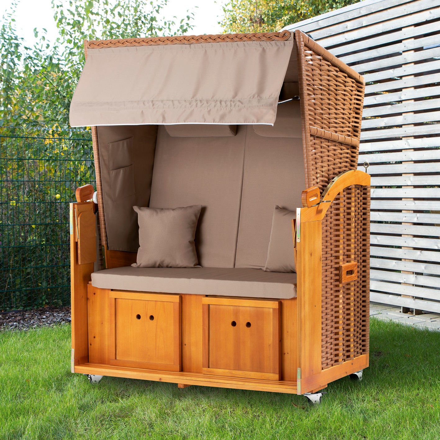 2-Sitzer-Strandkorb (Ostsee) mit Rollen aus Hartholz und PE-Geflecht, inkl. Kissen, Nackenrollen und verstellbarem Sonnendach.