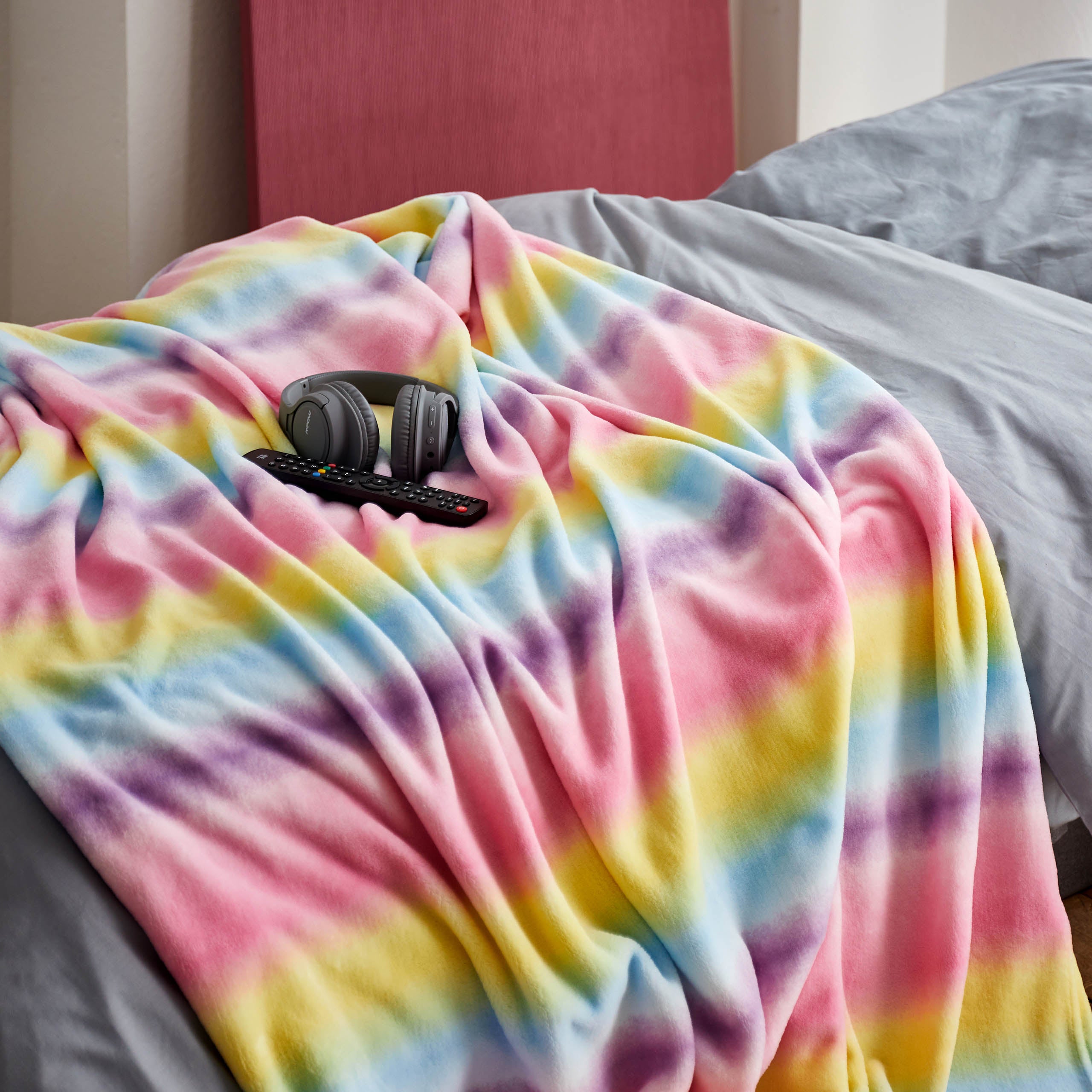 Kuscheldecke für Kinder - 75 x 100 cm - Regenbogen, weich, bunt, aus Coral-Fleece, ideal für gemütliche Stunden auf der Couch.
