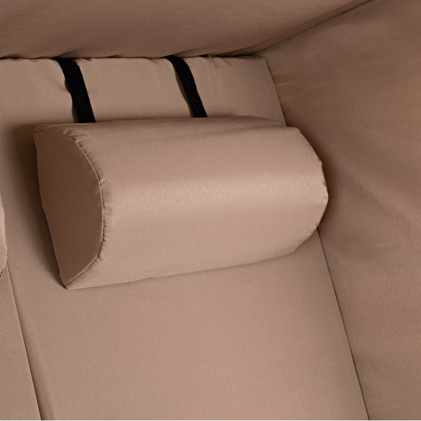 2-Sitzer-Strandkorb (Ostsee) mit Rollen mit komfortabler Nackenrolle in beige, robustem PE-Geflecht und verstellbarer Rückenlehne.