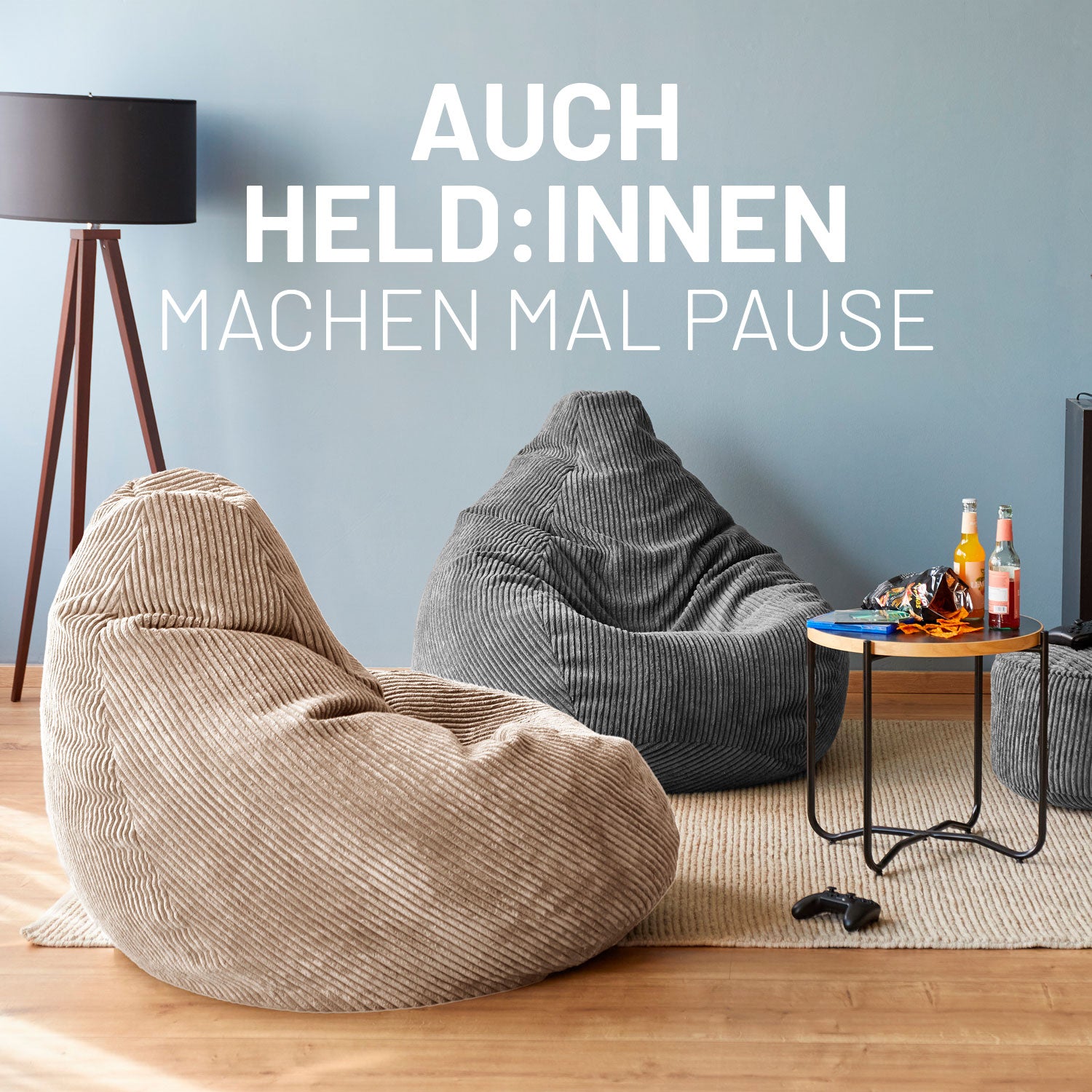 Sitzsack GIANT aus der Cord-Reihe - Grau präsentiert als gemütlicher, großer Cord-Sitzsack im modernen Wohnraum mit Beistelltisch und Lampe.