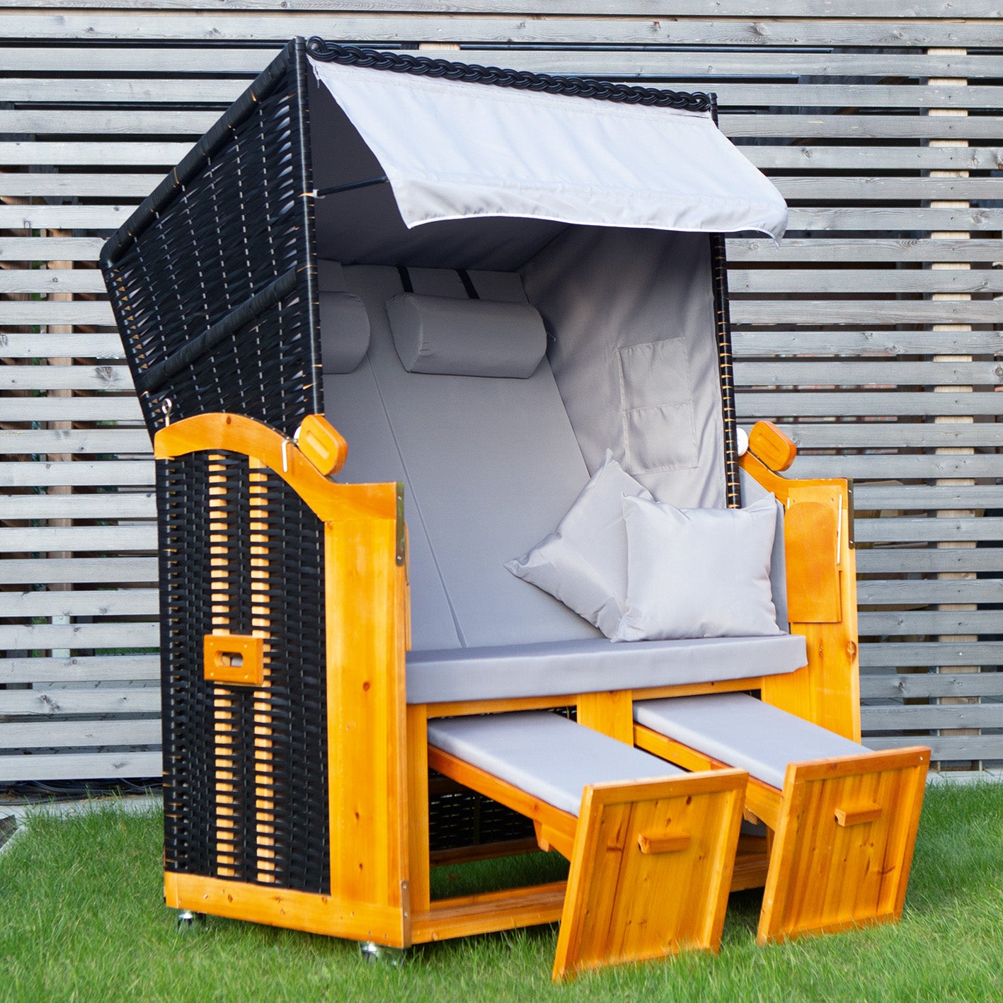 2-Sitzer-Strandkorb (Ostsee) grau/braun mit Nackenrollen, Fußbänken, Kissen, klappbarem Sonnendach und robustem PE-Geflecht