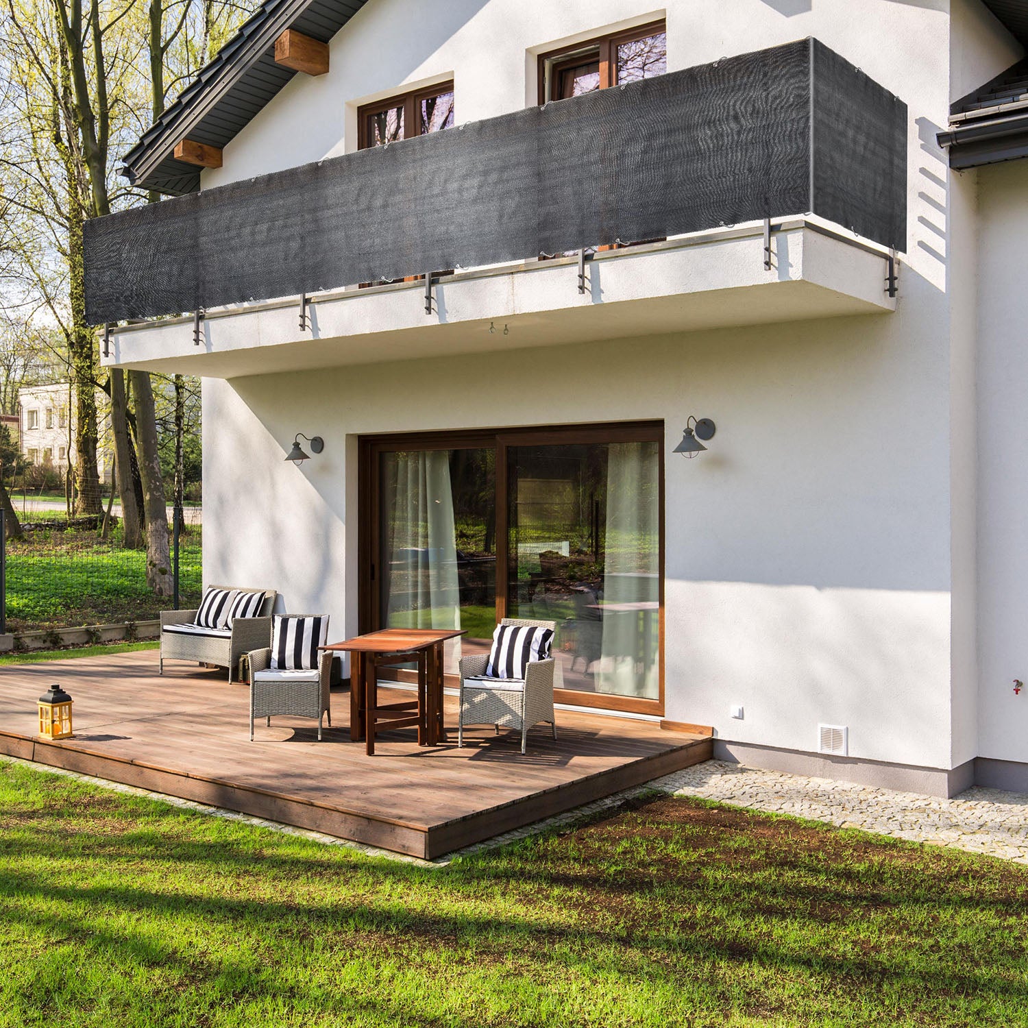 Balkonsichtschutz inkl. Befestigungsseil - 0,9 x 5 m - Dunkelgrau an Balkon mit stabilem UV-beständigem Material montiert.