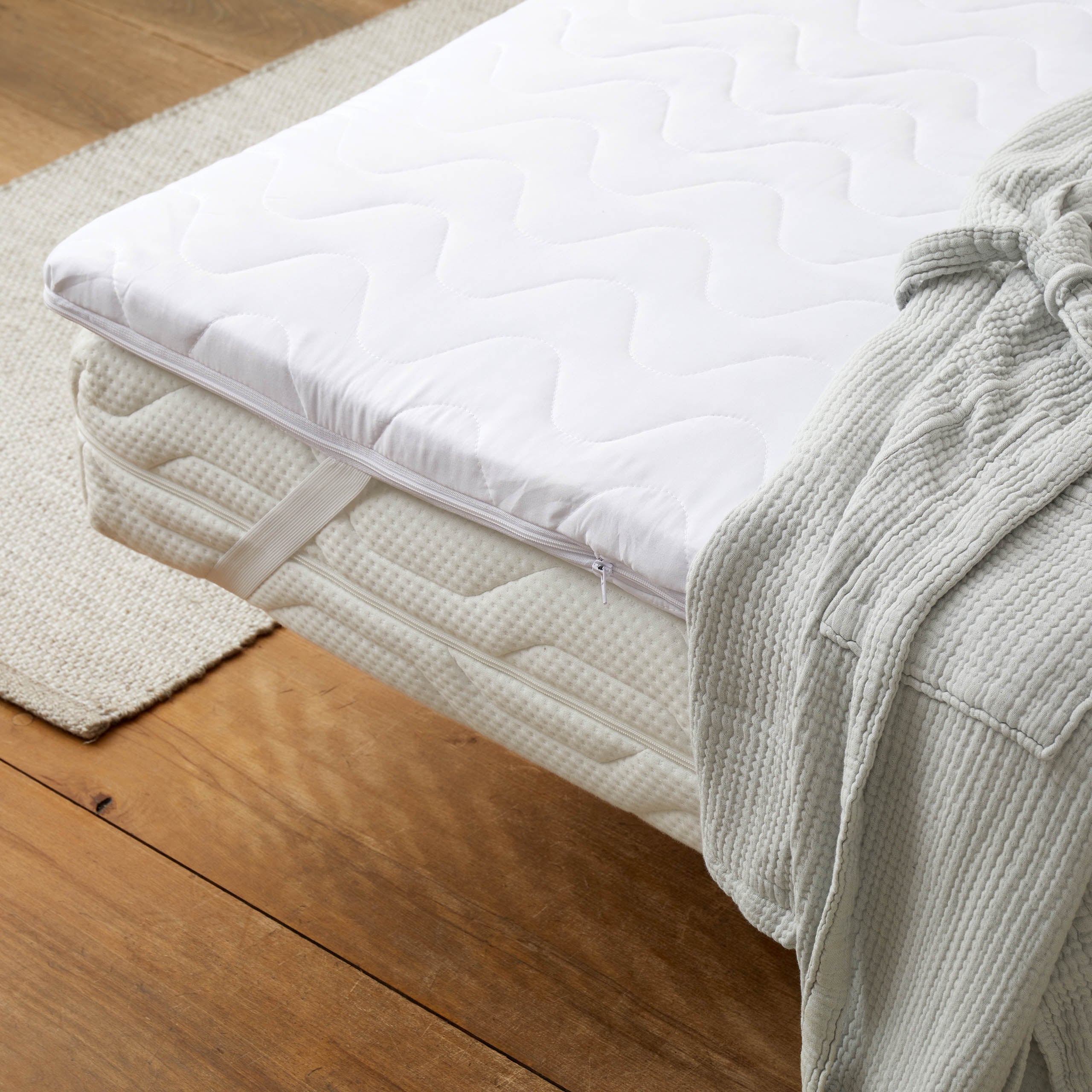 Matratzentopper Microfaser - 160 x 200 x4,5 cm mit waschbarem Bezug, Memory Foam und atmungsaktiver Mikrofaser für bessere Rückenstützung.