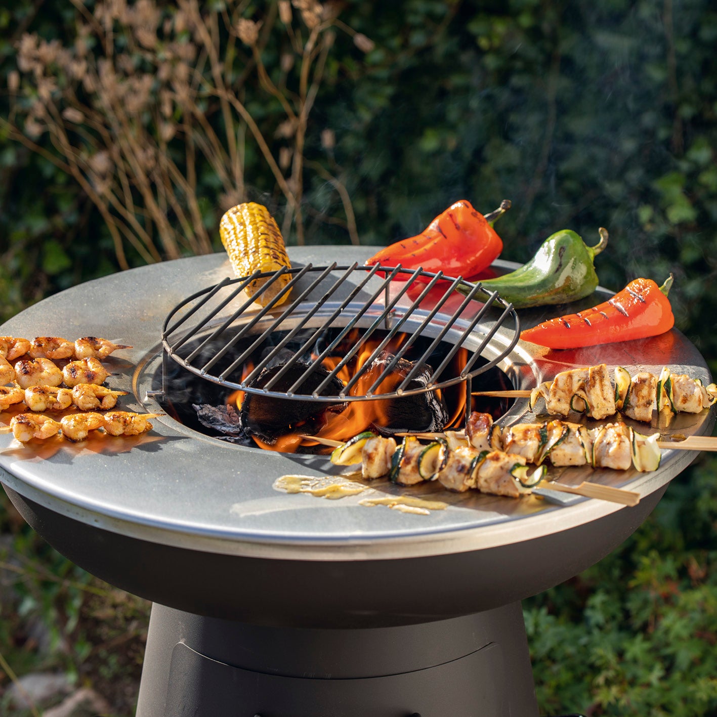 Holzkohlegrill mit Grillrost und Grillplatte