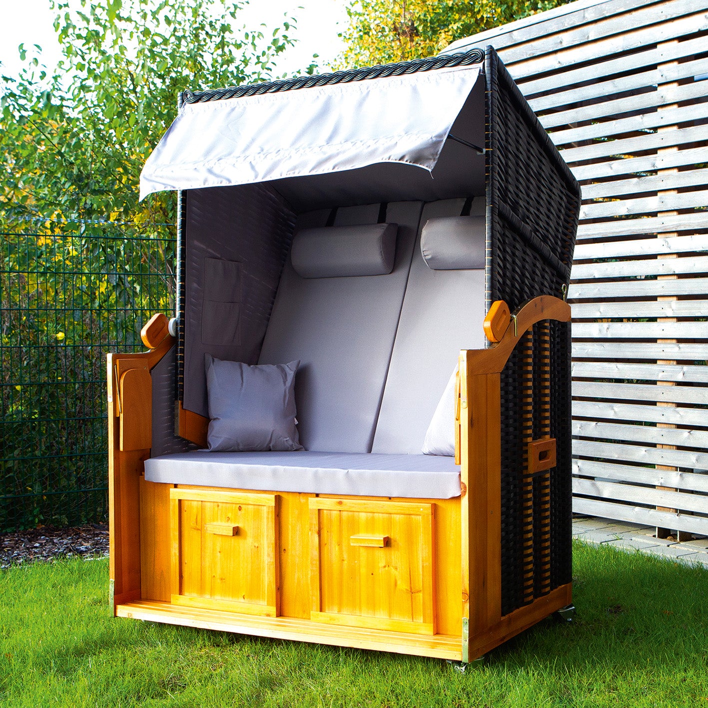 2-Sitzer-Strandkorb (Ostsee) - 120 x 80 x 160cm in grau/braun mit Nackenrollen, Klapp-Tischen und robustem Hartholzrahmen.