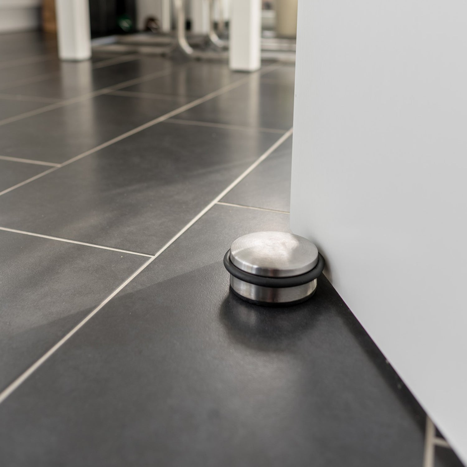 Edelstahl Türstopper Chrom-Design flach - 4 Stück, schwer, mit rutschfester Gummifläche, ideal für glatte Böden.