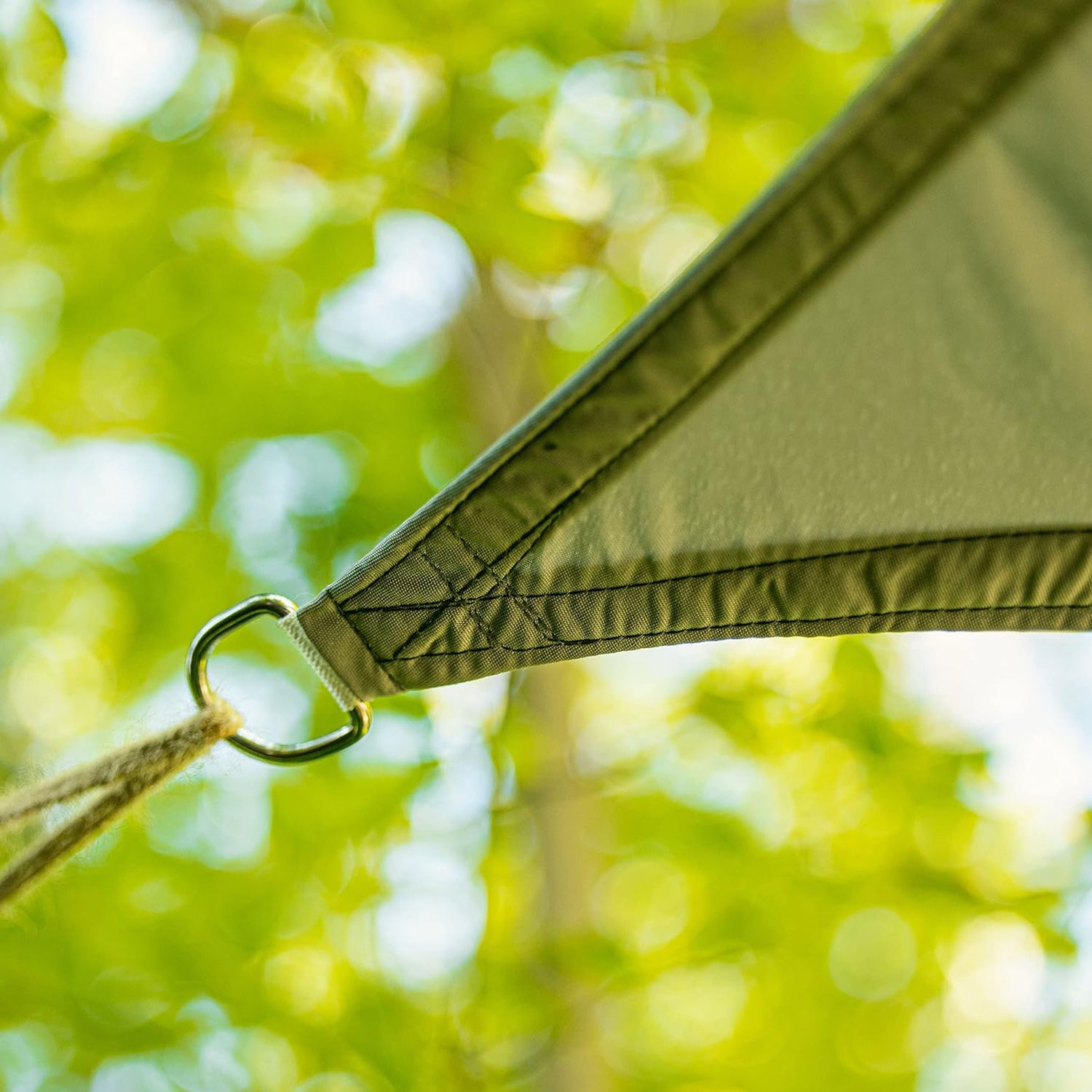 Sonnensegel 100% HDPE mit Stabilisator für UV-Schutz - Rechteck 3 x 4 Meter - Grau/Weiß, stabiles, reißfestes Material mit Metallring und Seil.