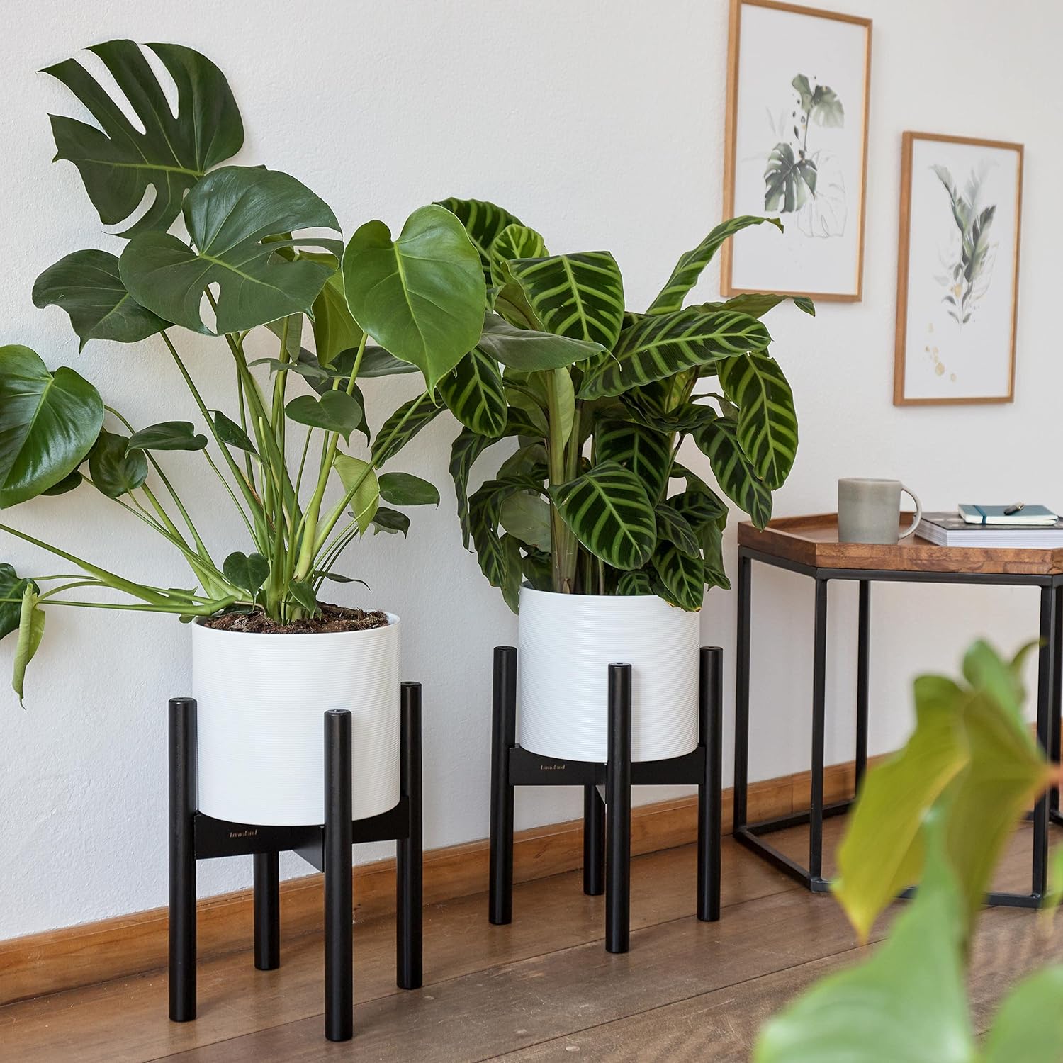 Blumenständer aus Bambus - 30 x 30 x 35,5 cm - 3er-Set, schwarzes, modernes Pflanzenregal für drinnen und draußen, verstellbar und nachhaltig.