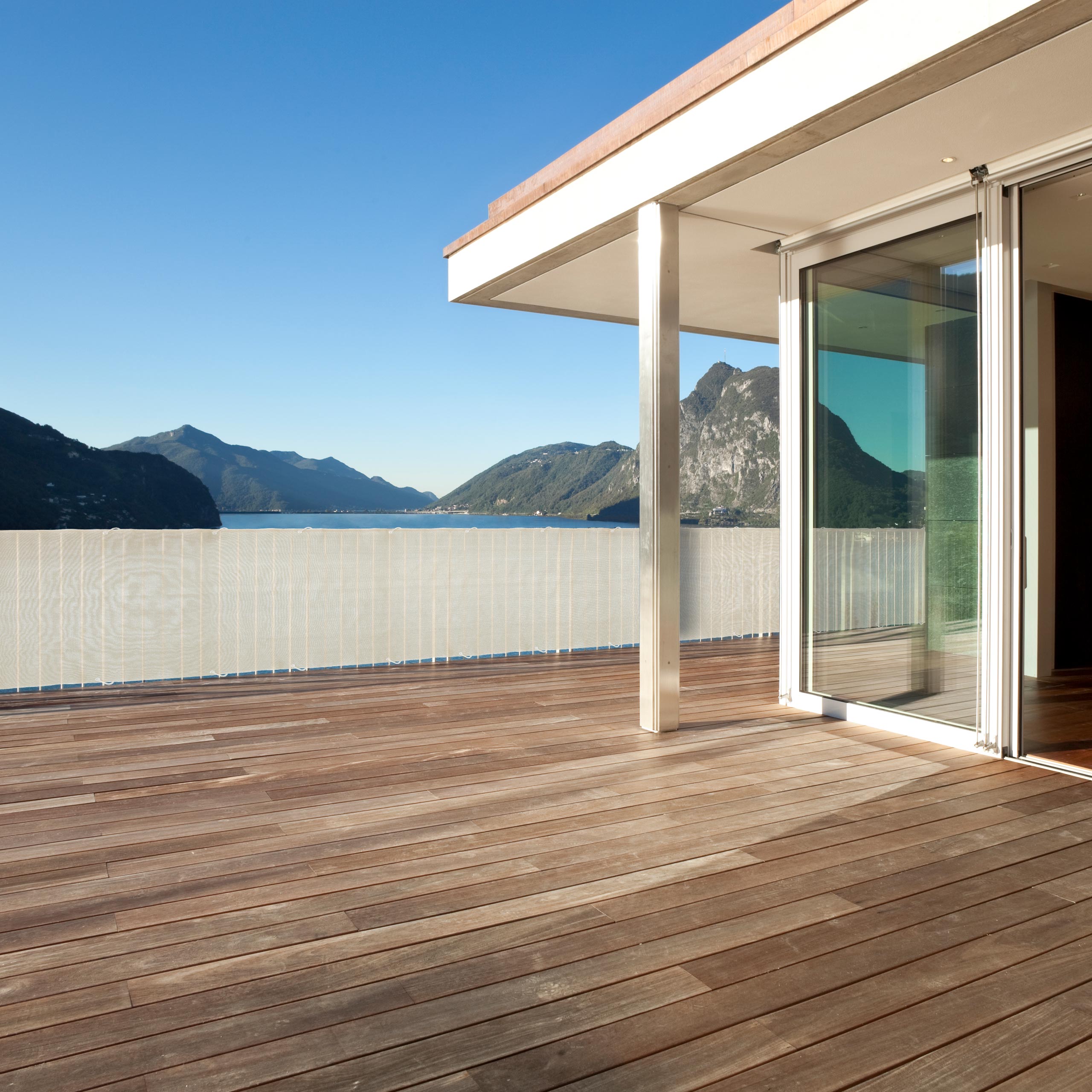 Balkonsichtschutz inkl. Befestigungsseil - 0,9 x 5 m - Creme an Balkonbrüstung mit Bergblick, robust und UV-beständig.