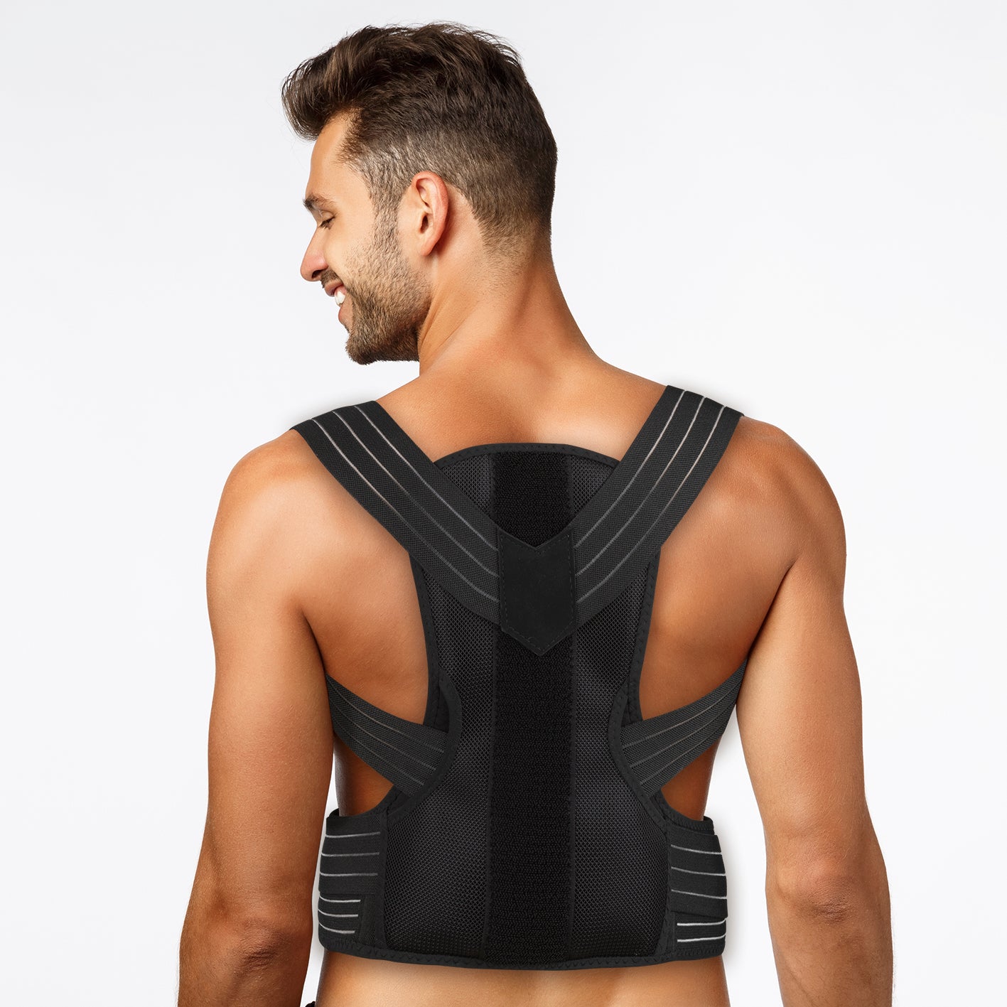 Rückenkorrektor mit Gelpad - L/XL an einem Mann, zeigt verstellbare Träger und weiches Material für komfortable Haltungskorrektur.