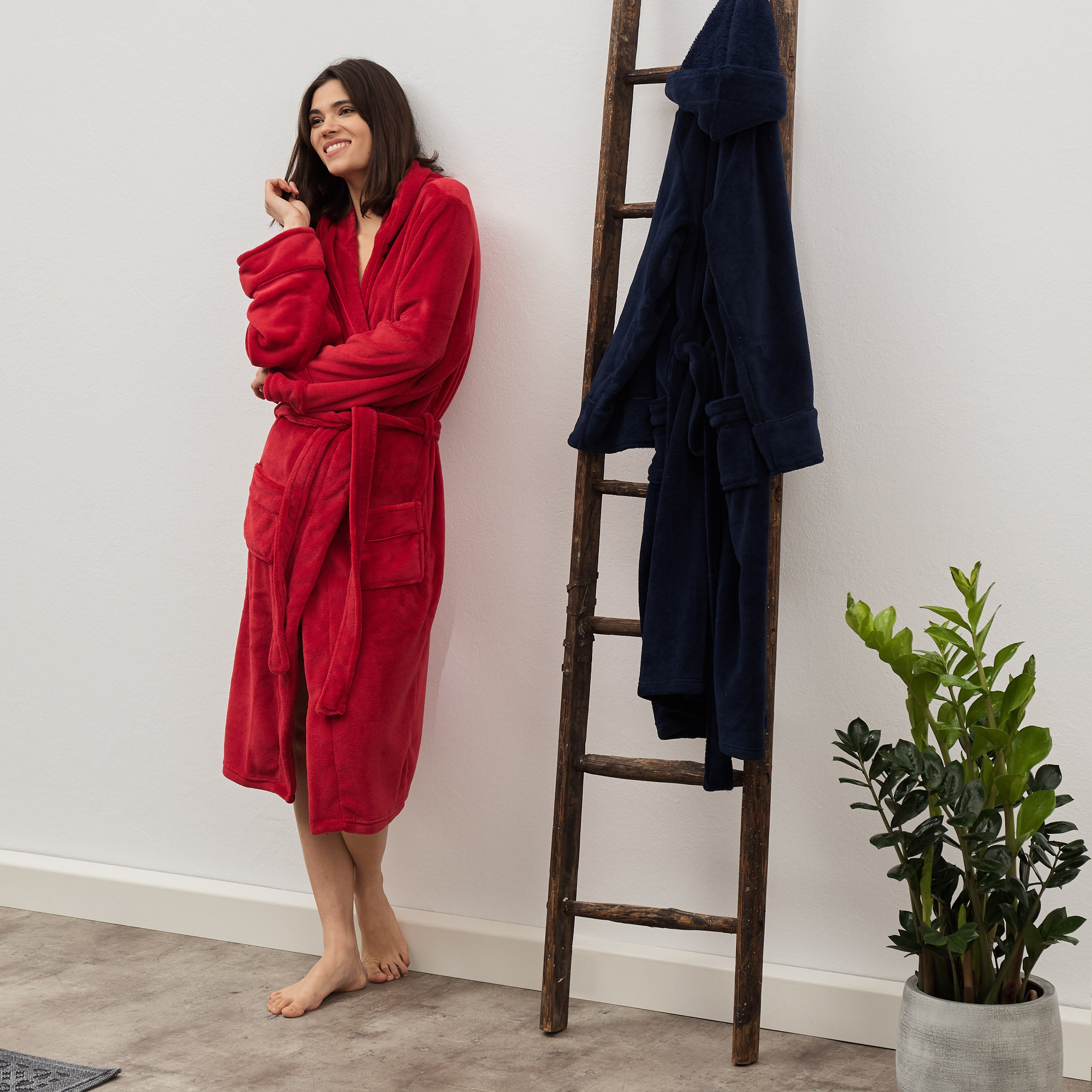 Luxury Mikrofaser Bademantel mit Kapuze für Damen und Herren in Rot, Größe L, warm, flauschig und schnelltrocknend.