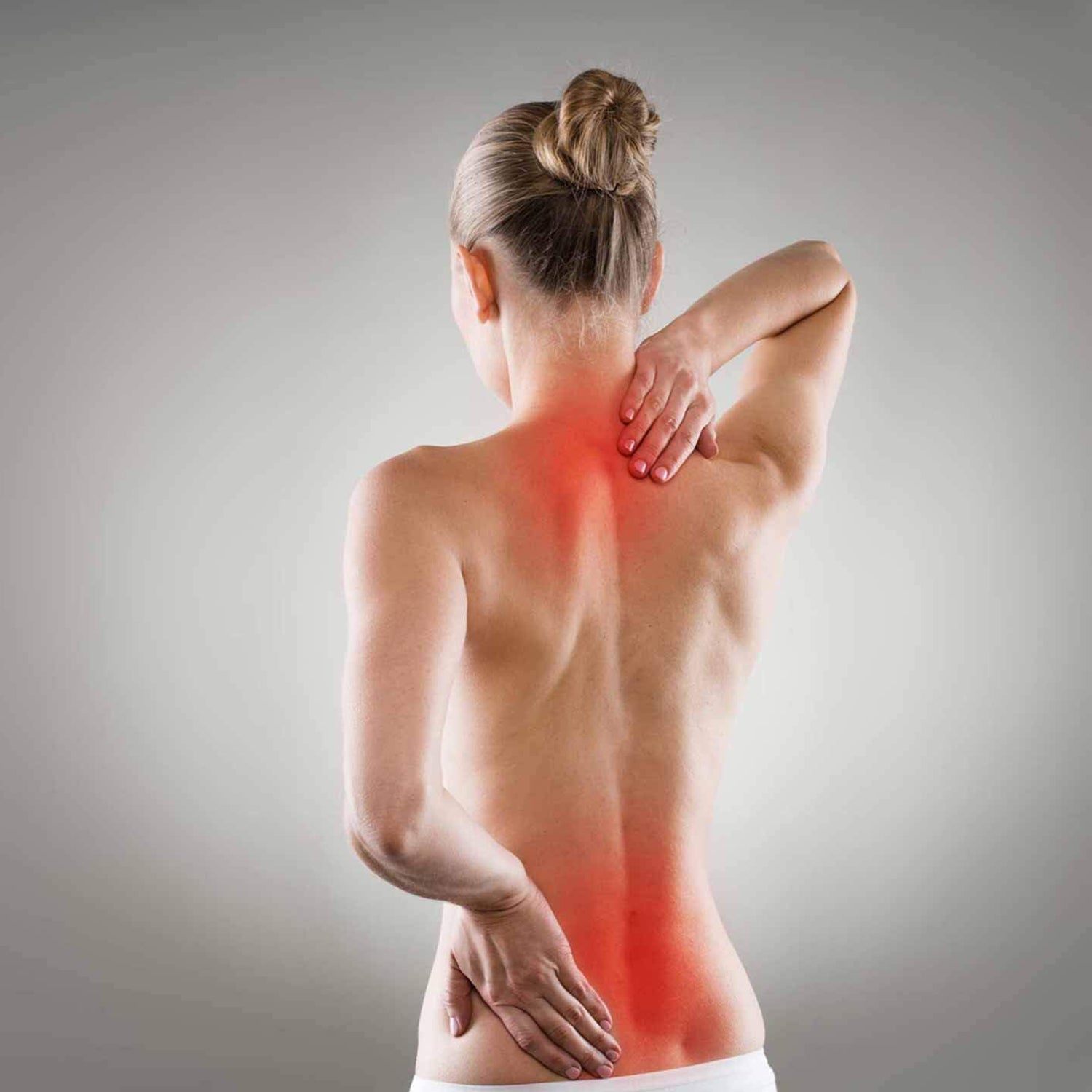 Frau mit Rückenschmerzen markiert in Rot, passend zur Faszienrolle Anila eckig 45 x 15 cm Schwarz/Rot für Faszienmassage.