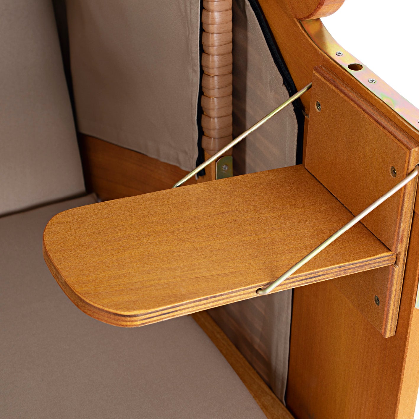 2-Sitzer-Strandkorb (Ostsee) mit Rollen, klappbarer Holztisch, bequeme Polsterung und stabiles Hartholz mit PE-Geflecht.