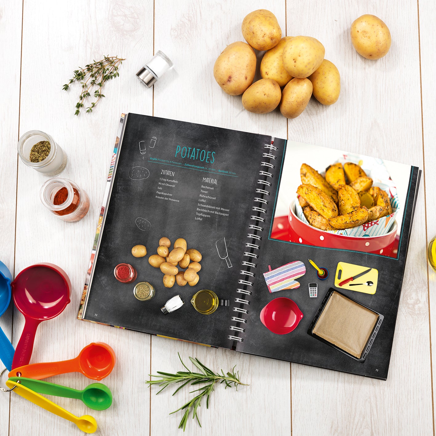 Rezeptbuch (Ergänzungsexemplar ohne Messbecher) - Band 5 zeigt Ofen-Rezepte mit Zutaten und bunten Messlöffeln auf hellem Holzuntergrund.