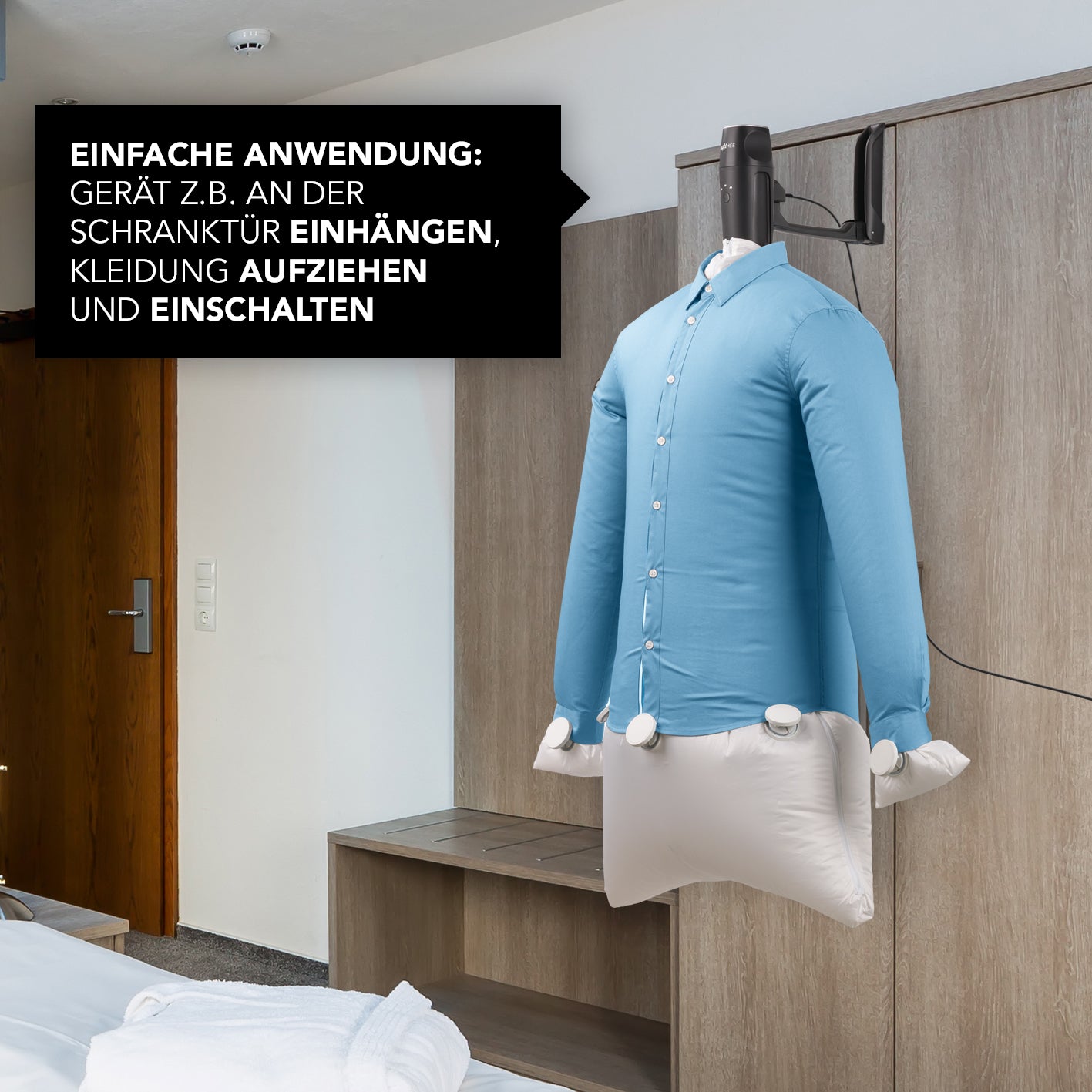 Hemden- & Blusenbügler Kompakt - schwarz/silber an Schranktür eingehängt, einfach zu bedienen und platzsparend im Einsatz.