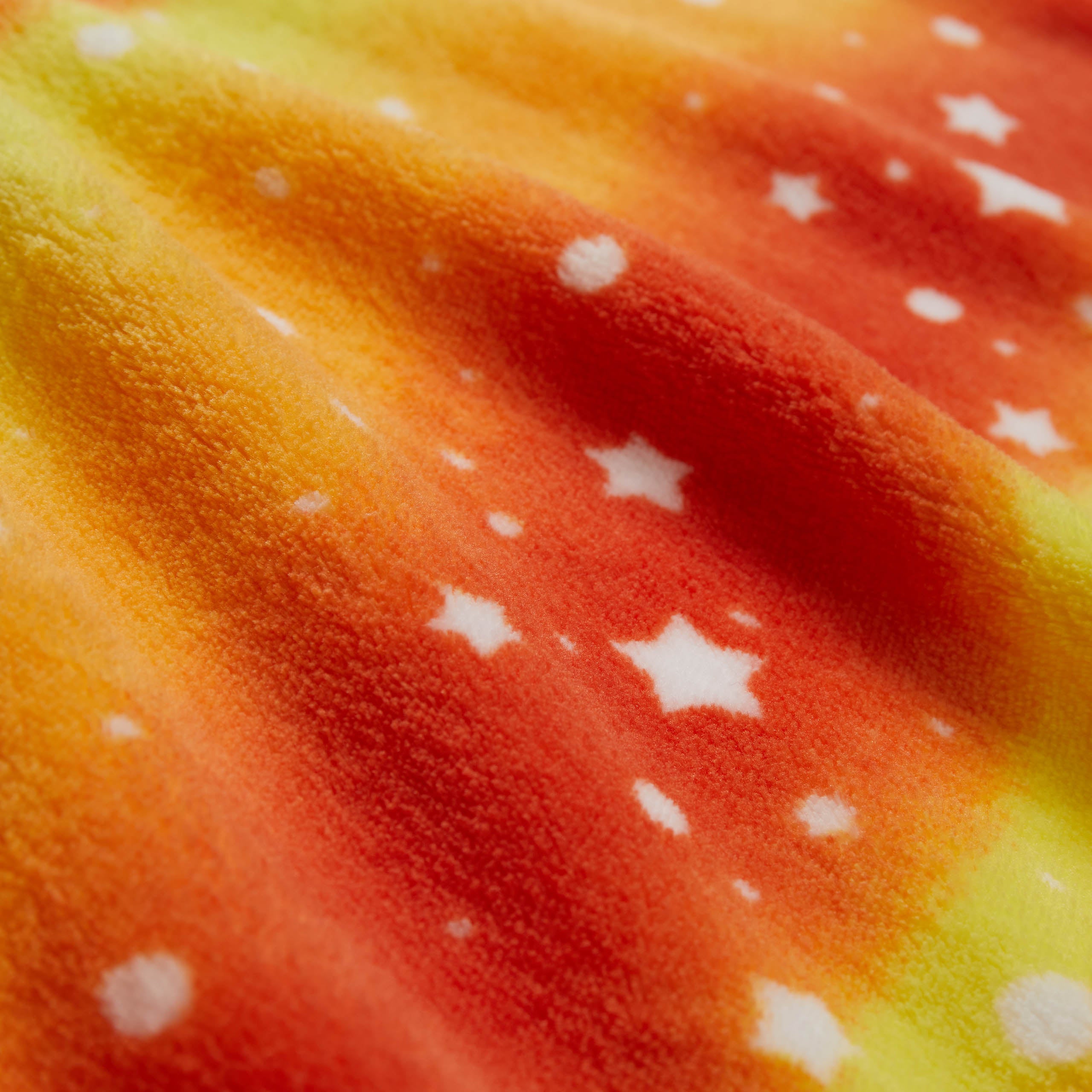 Kuscheldecke für Kinder - 75 x 100 cm - Orange Star aus weichem Coral-Fleece mit buntem Sternenmuster, flauschig und hautfreundlich.