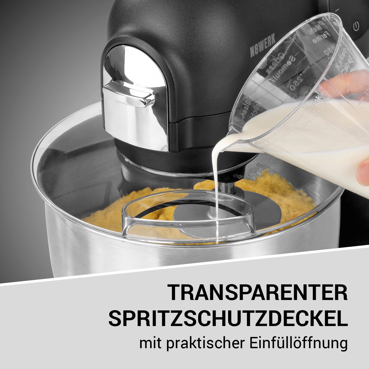 Küchenmaschine in der Midnight Edition mit transparentem Spritzschutzdeckel und praktischer Einfüllöffnung für sicheres Arbeiten.