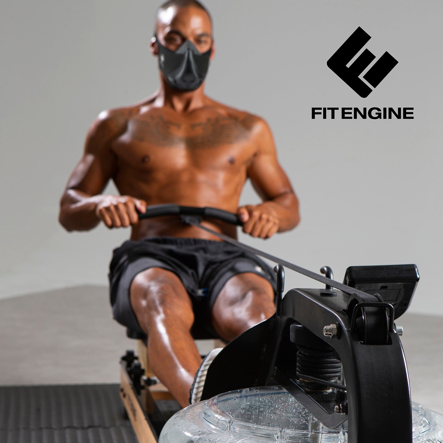 Mann trainiert mit Wasser-Rudergerät Smart und Maske, Fokus auf Ganzkörpertraining und realistisches Rudergefühl.
