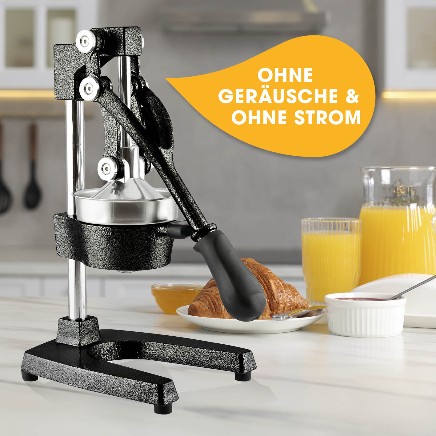 Manuelle Saftpresse - Schwarz/Silber zum mühelosen Entsaften von Zitrusfrüchten ohne Strom und Geräusche, stilvolles Design von Lumaland.