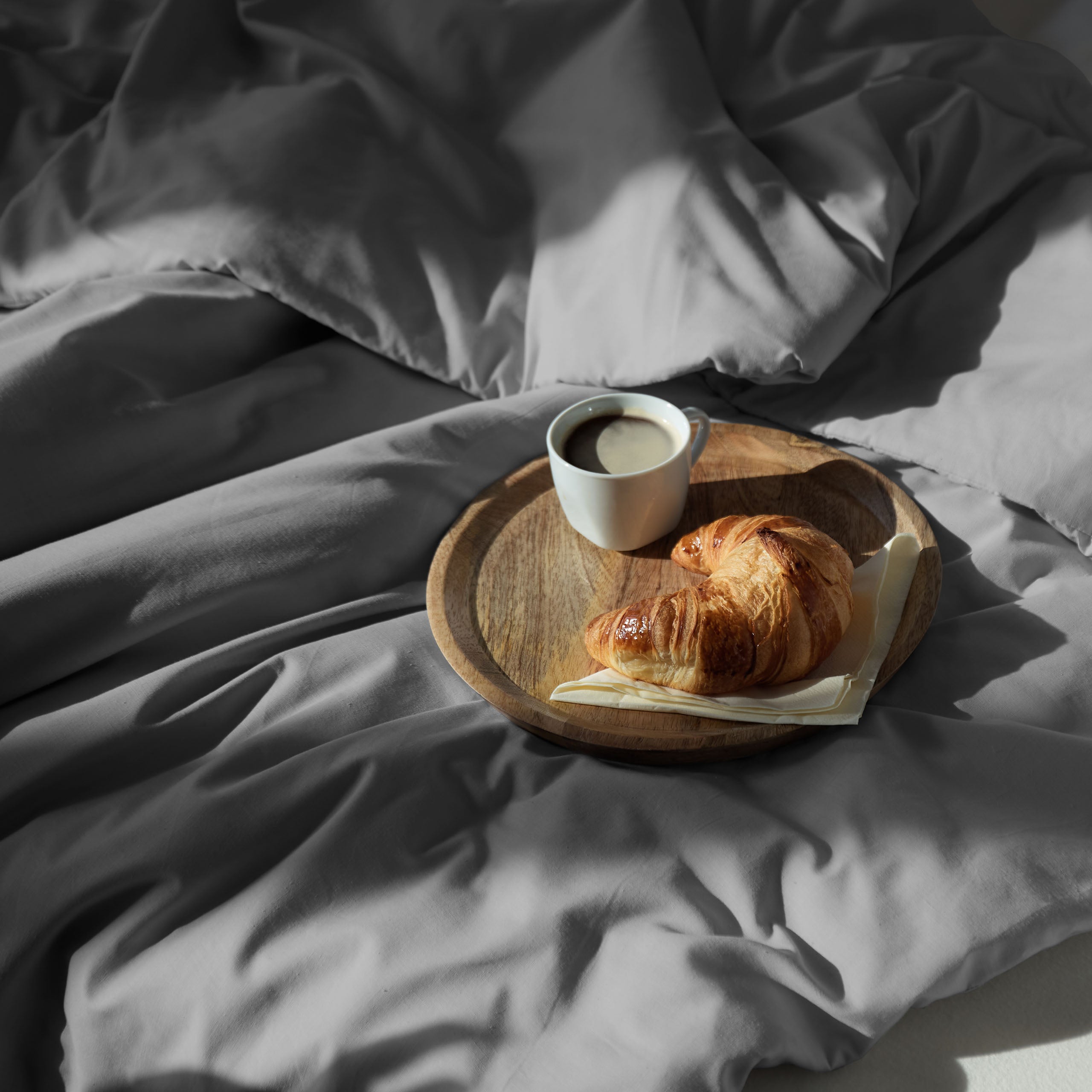Premium Bettwäsche Everyday - Ganzjahres Bettbezug 155x200 cm & Kissenbezug 80x80 cm in Cool Grey, weich und stilvoll.