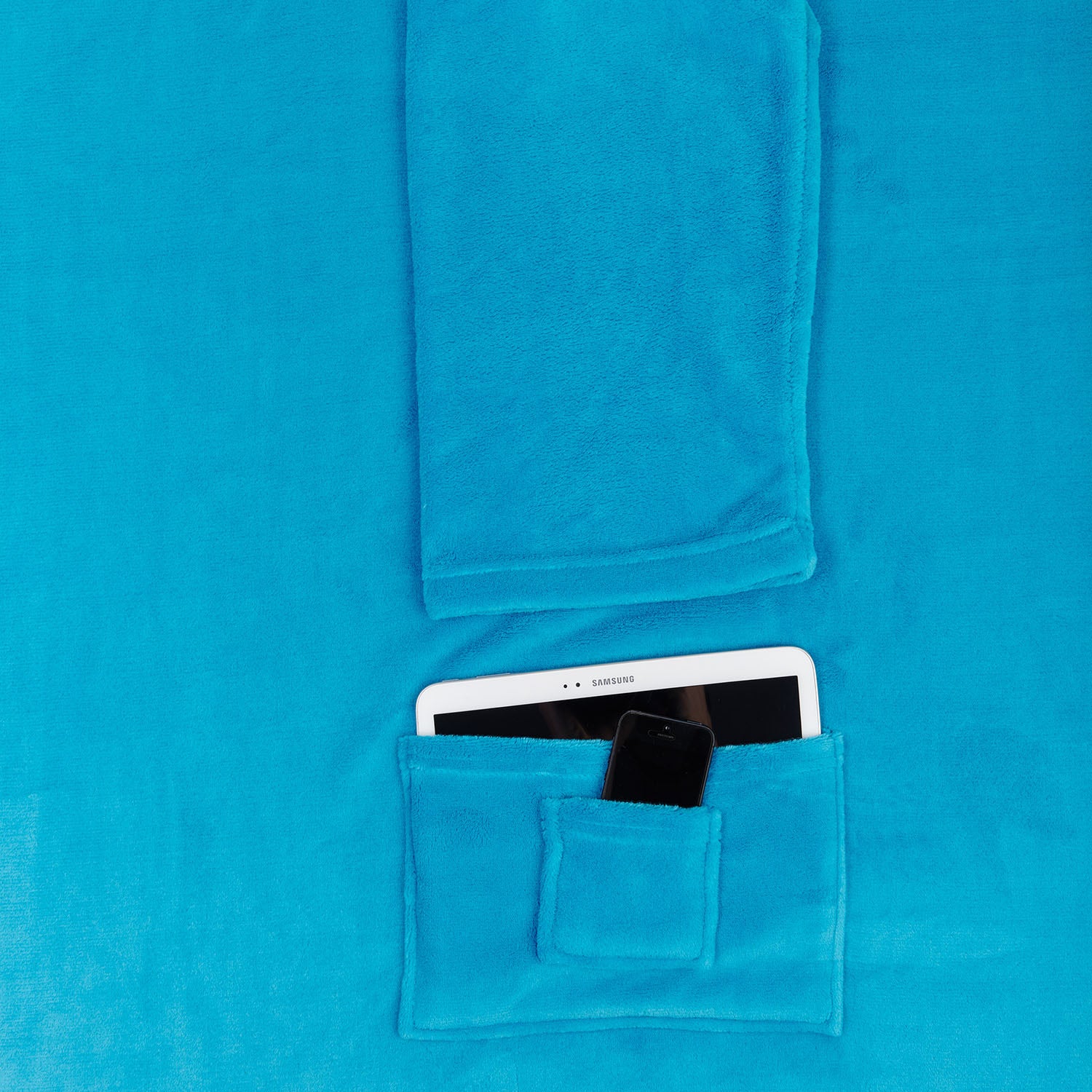 Kuscheldecke - 170 x 200 cm - 50 cm Fußtasche - Himmelblaue Sofadecke aus weichem Coral-Fleece mit praktischer Tasche für Tablet und Handy.