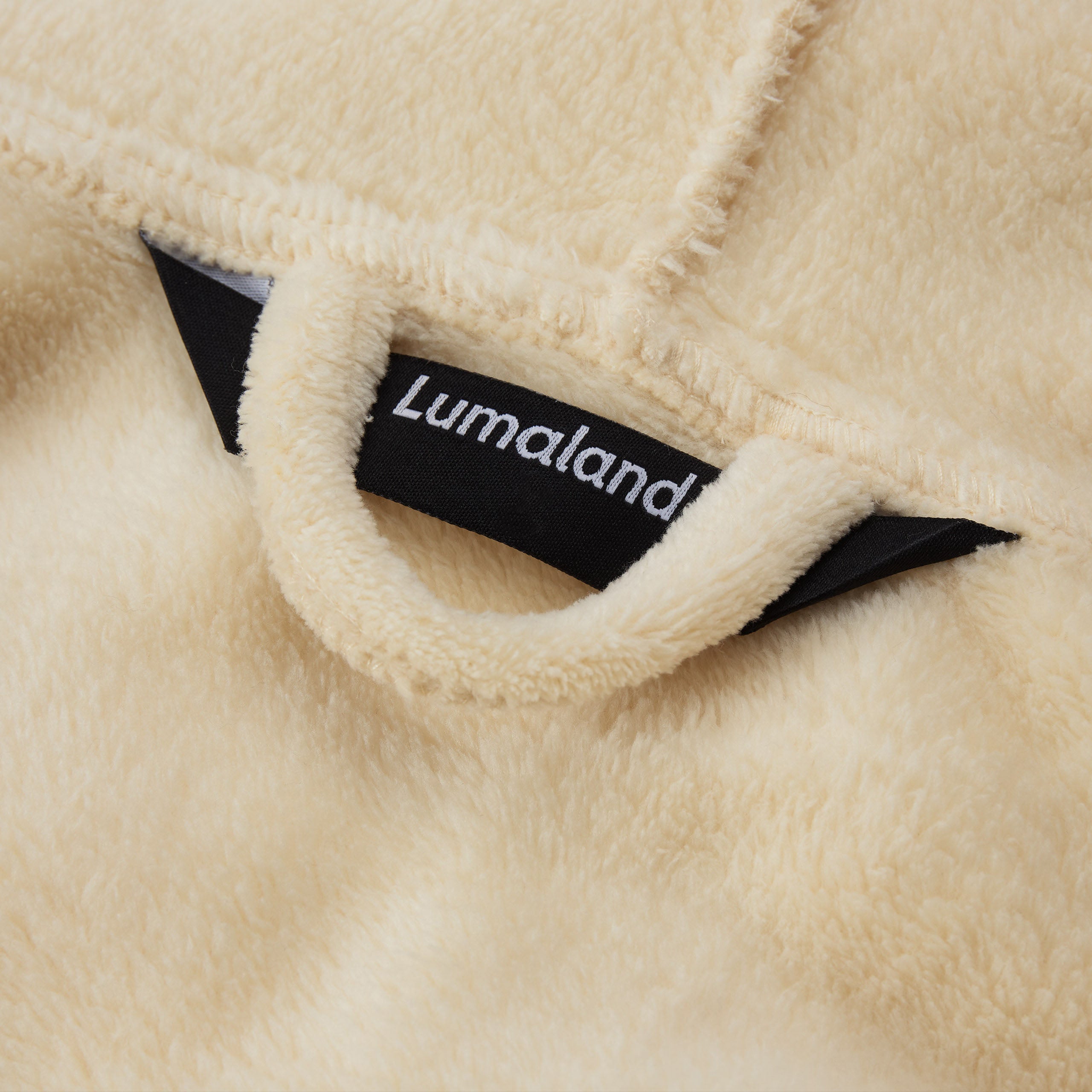 Luxury Mikrofaser Bademantel mit Kapuze für Damen und Herren - Creme - Größe S, weiches, flauschiges Material mit Lumaland Branding.