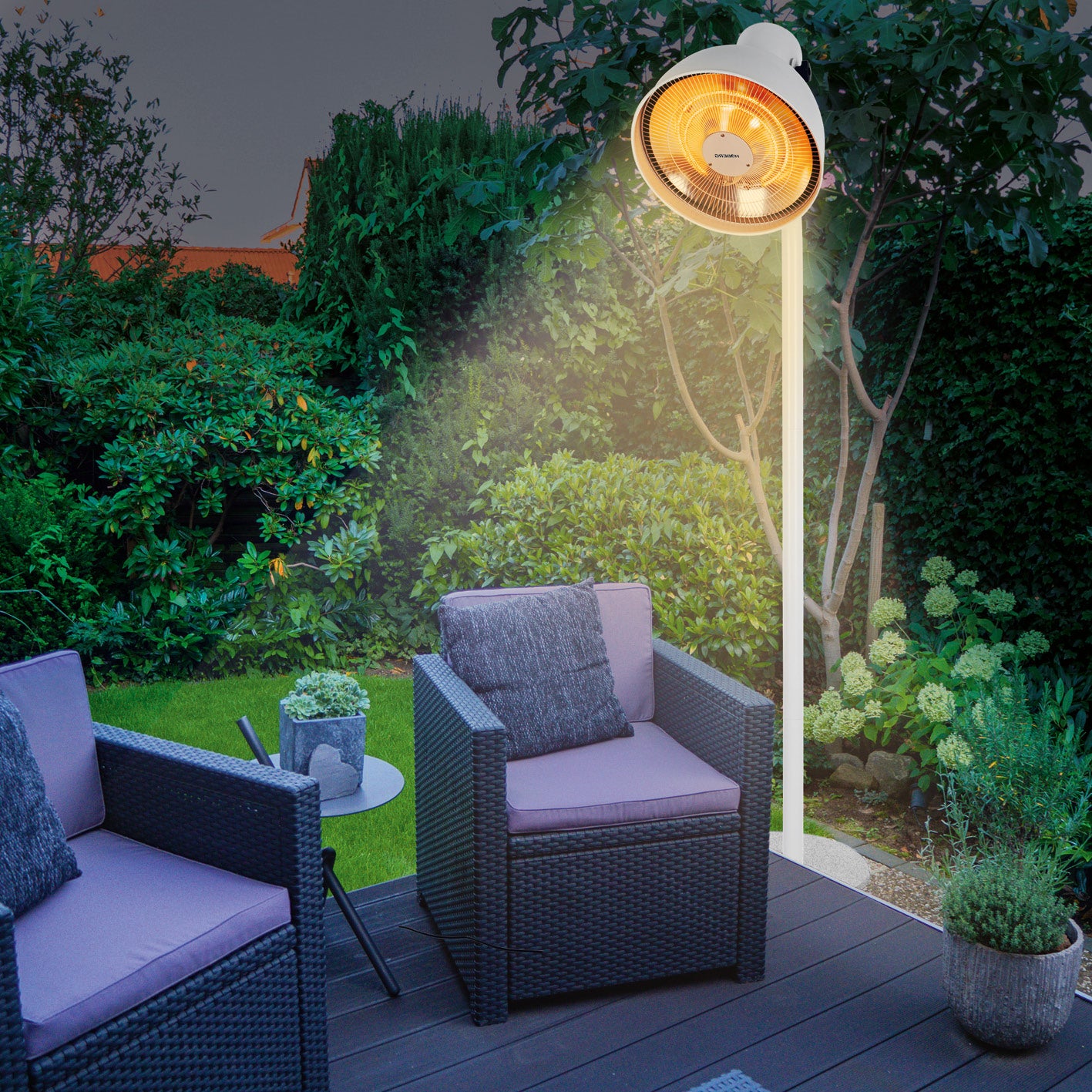 Infrarot-Heizstrahler mit Standfuß im Garten, beleuchtet Sitzbereich, verstellbarer Lampenkopf, moderne Carbon-Infrarot-Technologie.