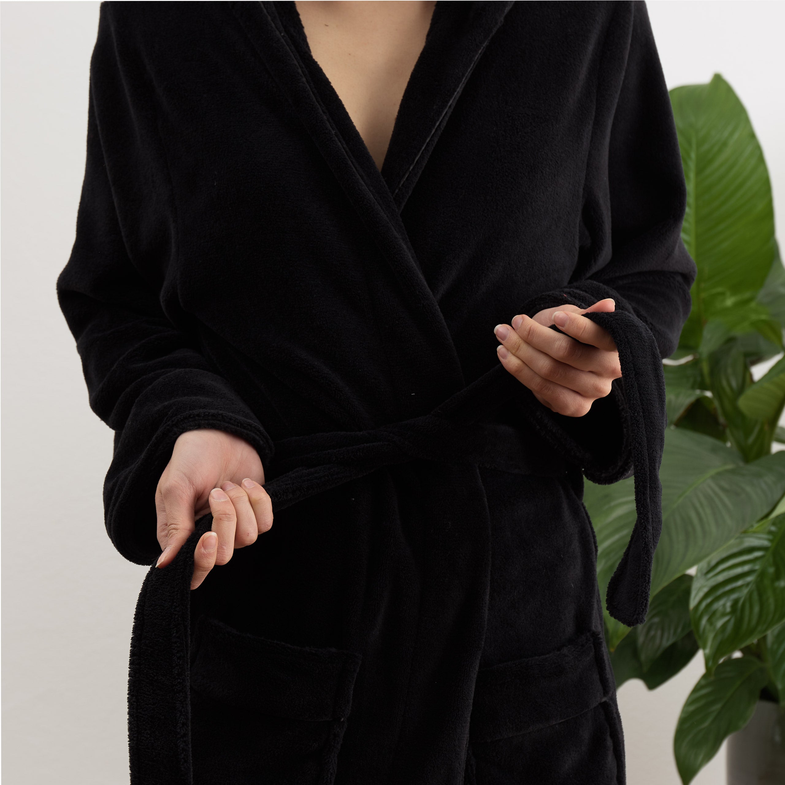 Luxury Mikrofaser Bademantel mit Kapuze für Damen und Herren in Schwarz, Größe XXL, flauschig und schnelltrocknend.
