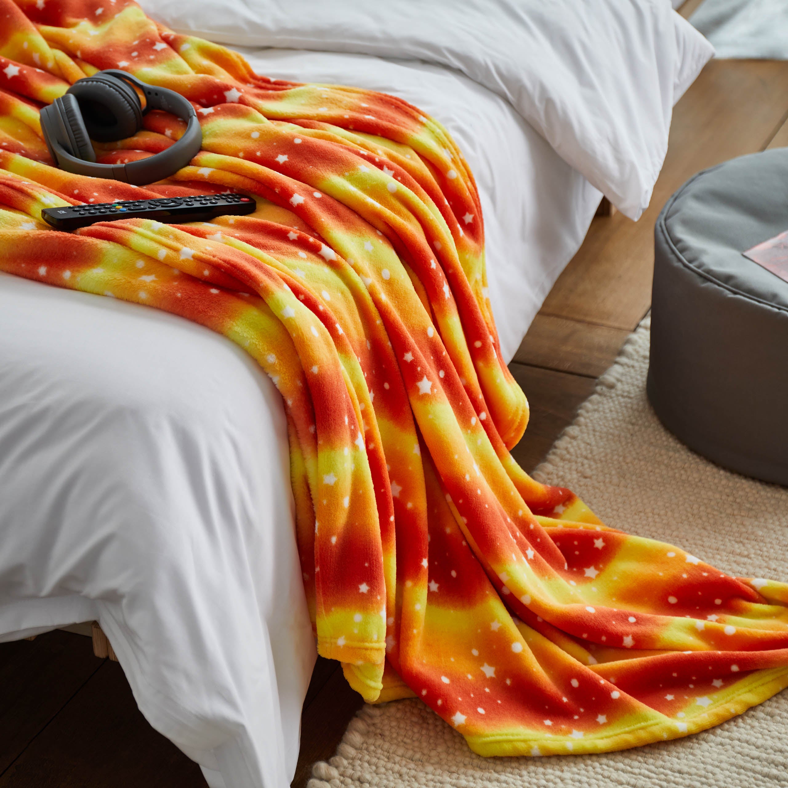 Kuscheldecke für Kinder - 75 x 100 cm - Orange Star aus weichem Coral-Fleece mit farbenfrohem Regenbogen-Design, ideal für gemütliche Abende.