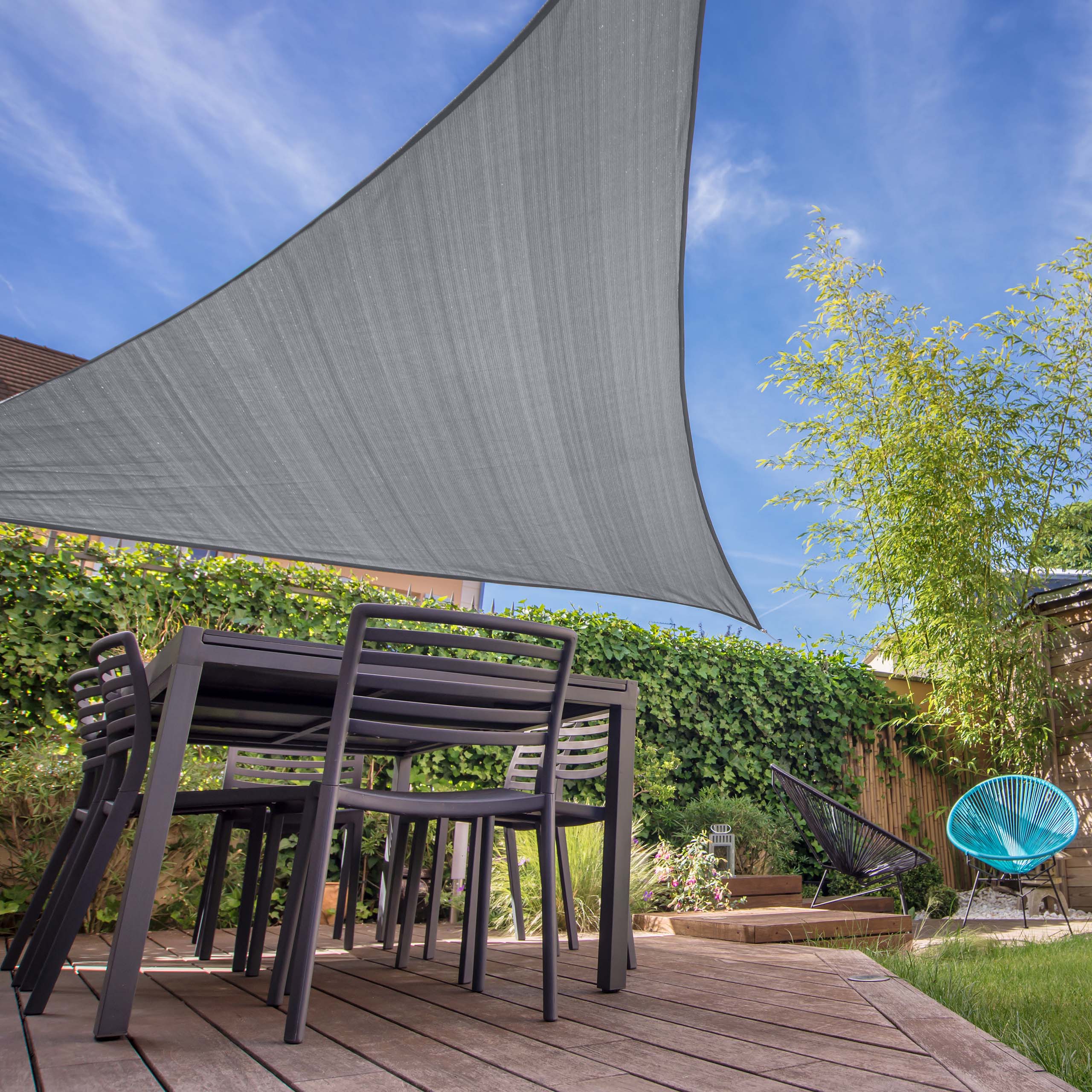 Hellgraues Sonnensegel 100% HDPE mit Stabilisator, Dreieck 5 x 5 x 5 Meter, UV-Schutz, über Terrasse mit Gartenmöbeln gespannt