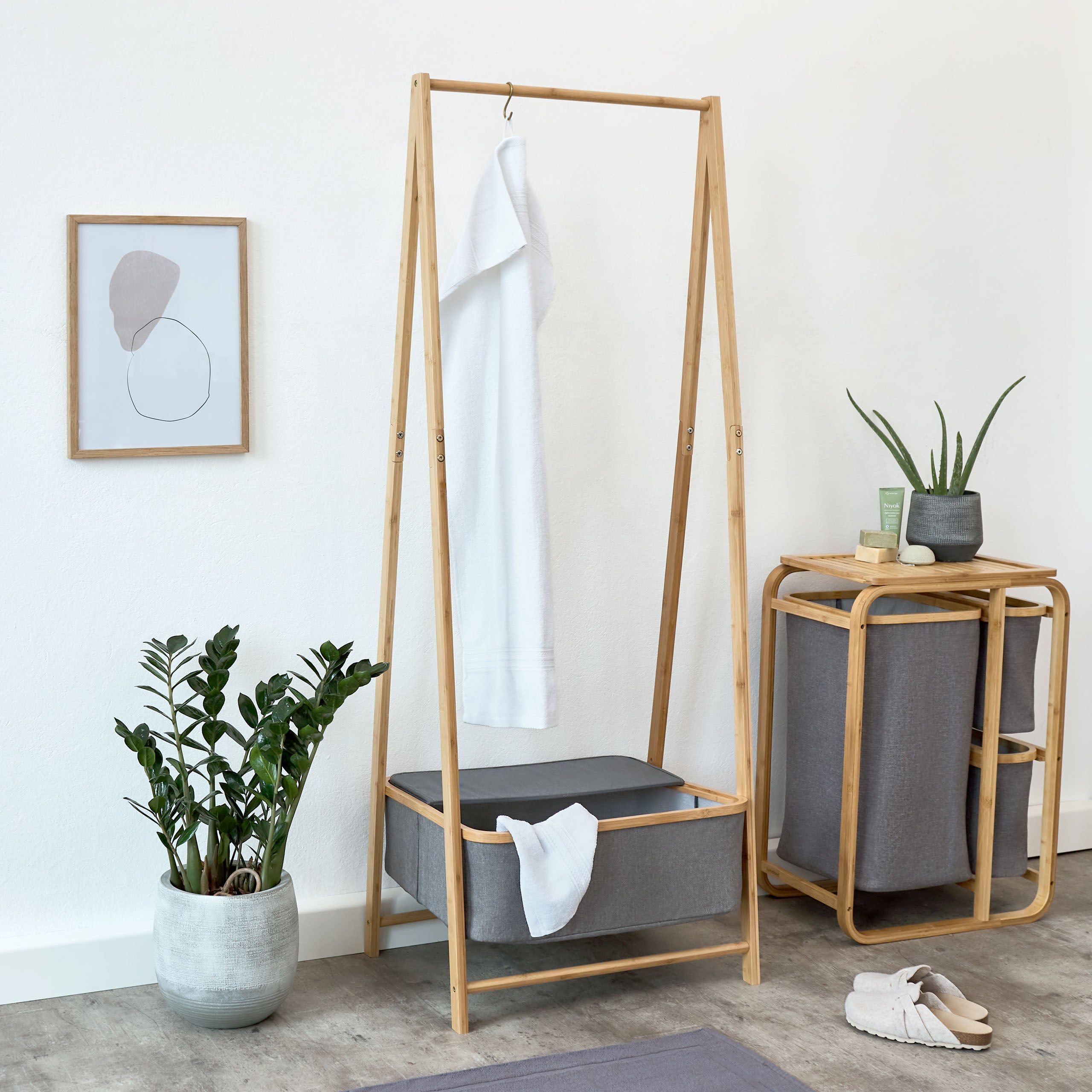 Kleiderständer aus Bambus - 159 x 60 x 45 cm in Beige mit integriertem Ablagefach, modernem Design und robustem, naturnahem Look.
