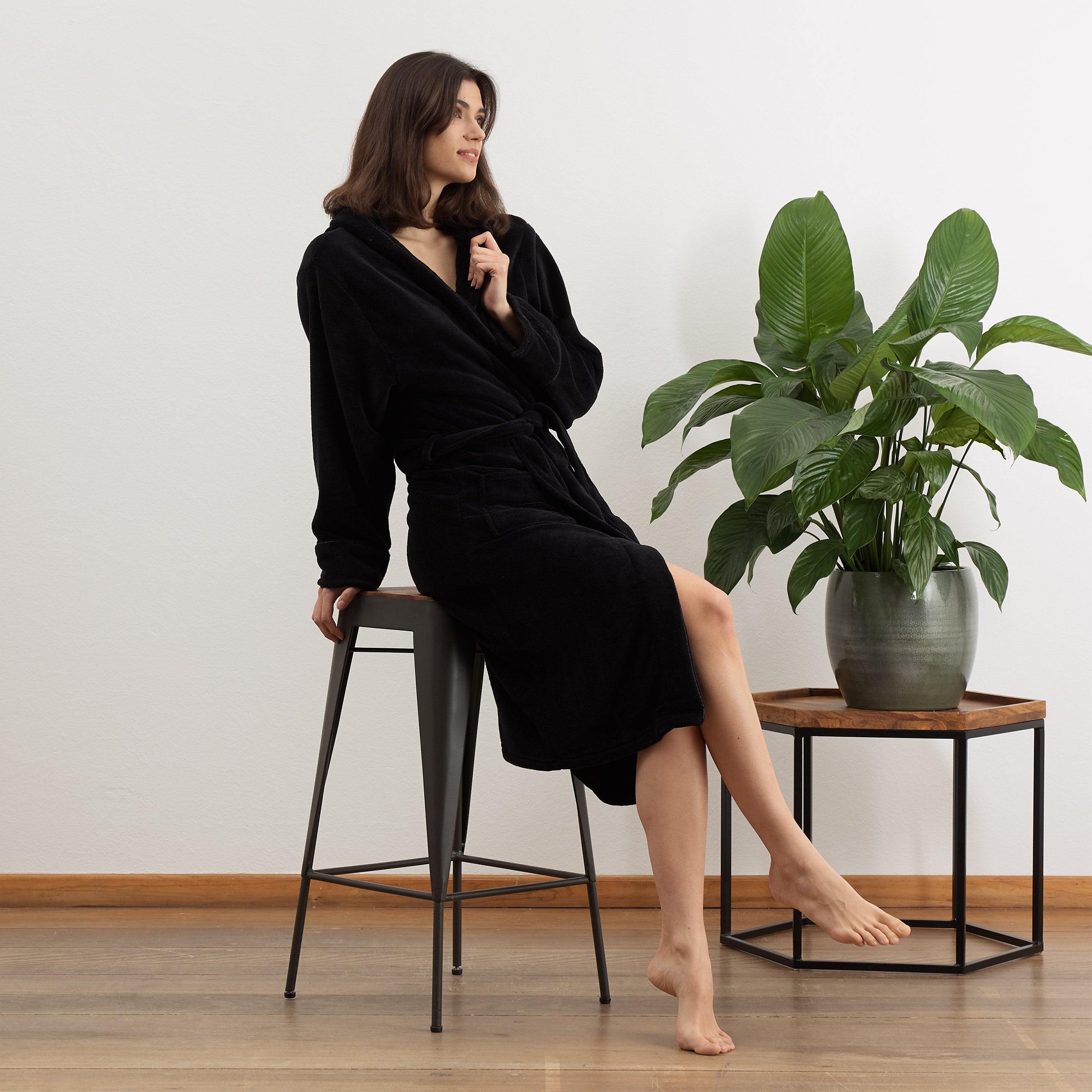 Luxury Mikrofaser Bademantel mit Kapuze für Damen und Herren in Schwarz, Größe XXL, weich, schnelltrocknend und bequem getragen.