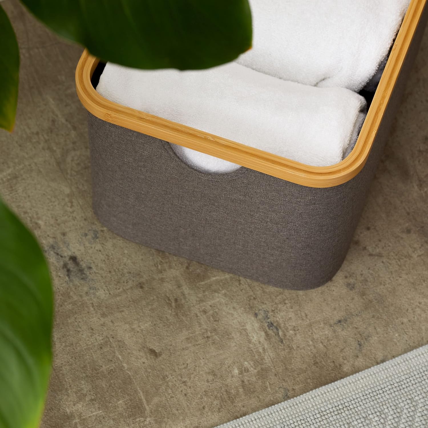 Aufbewahrungsboxen mit Bambus-Rahmen - 3er-Set - Taupe, stapelbare, rechteckige Aufbewahrung mit Bambusrahmen und Stoff in Taupe.