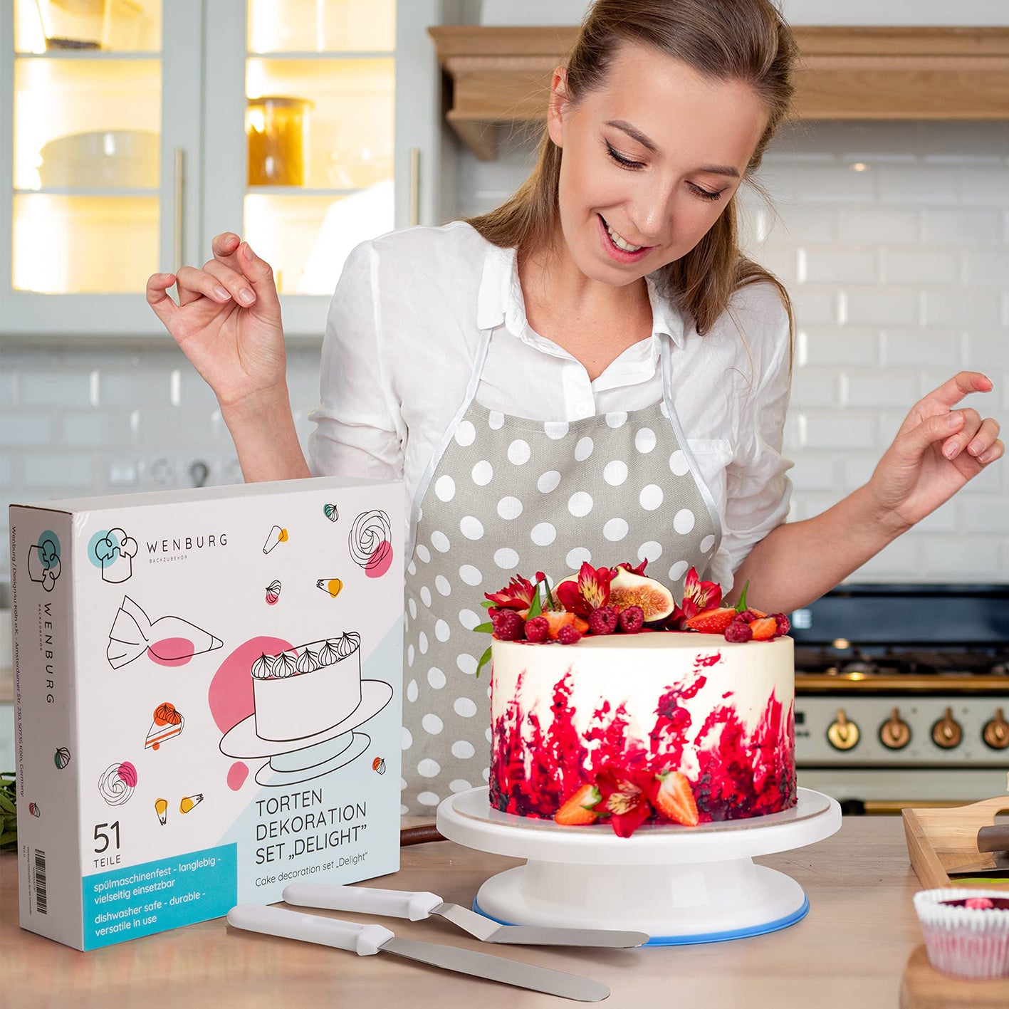 Drehbare Tortenplatte - 28 cm - 51-tlg. Set mit 360° Tortenplatte und Dekorationszubehör für kreative Tortengestaltung.
