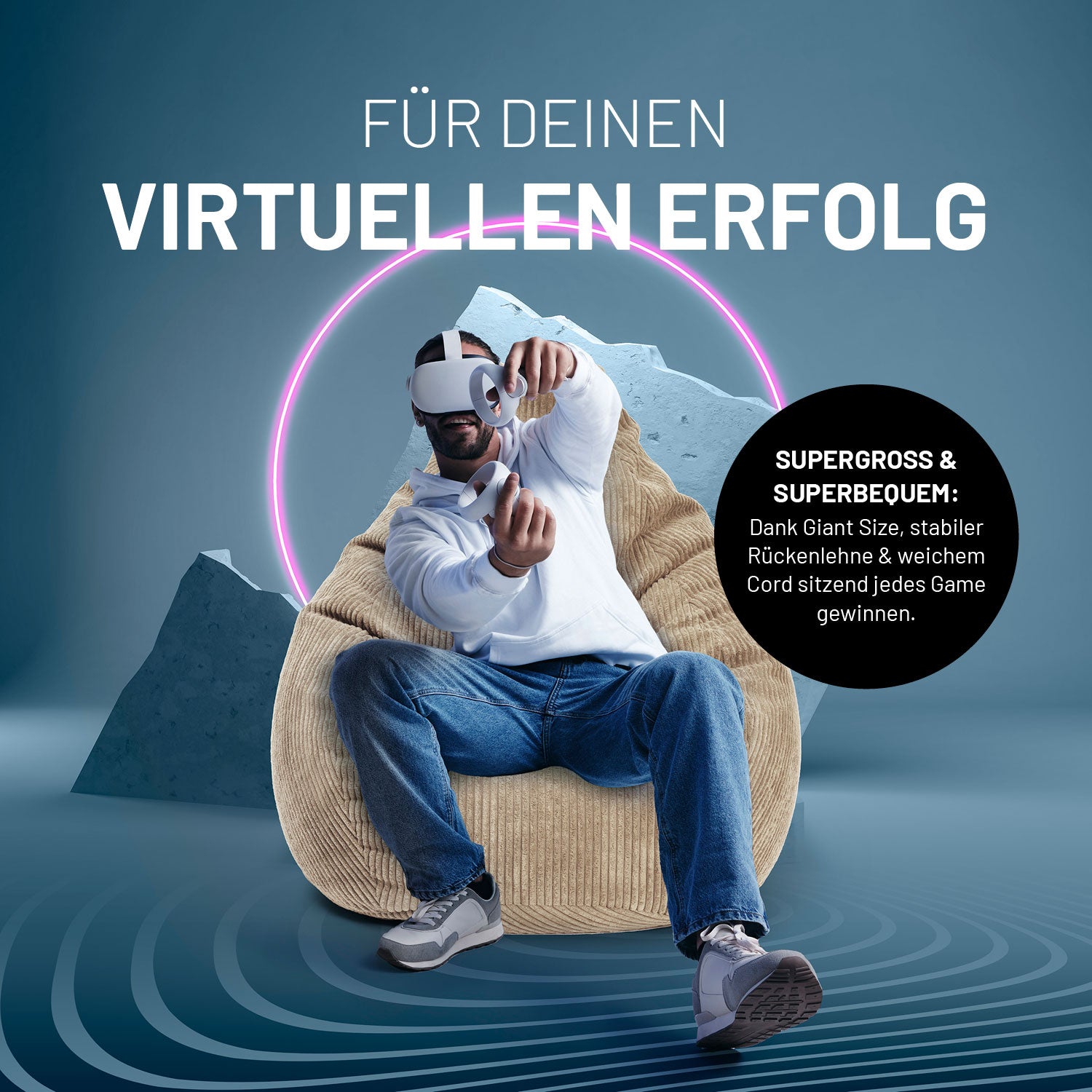 Mann mit VR-Brille auf dem Sitzsack GIANT aus der Cord-Reihe - Beige, entspannt und bequem für langes Gaming.